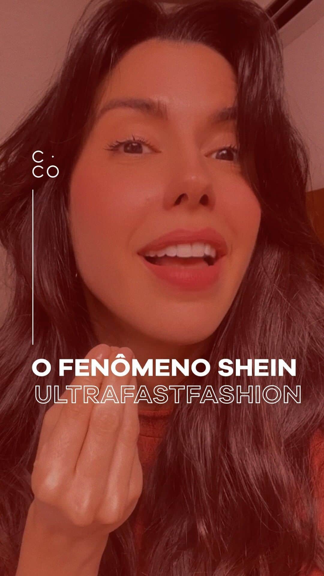 Garotas Estupidasのインスタグラム：「Como funciona a tal da Shein? 🇨🇳 O que significa “ULTRAFASTFASHION”? 🛍 A Geração Z é realmente pró sustentabilidade na prática? 🤔 Esses e outros debates sobre o fenômeno chinês da moda que foi avaliado em 100 bilhões de dólares e está engolindo gigantes como Zara.」
