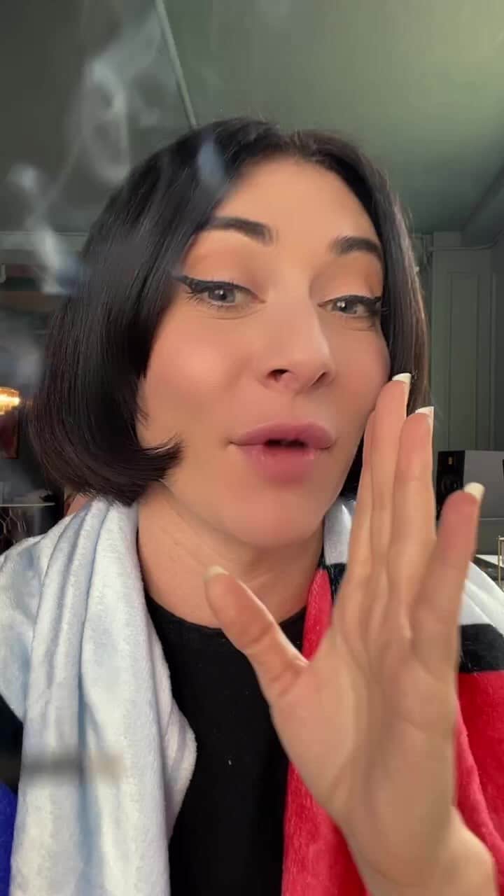 カーミンのインスタグラム：「Bday cleanse & chit chat 🎂」
