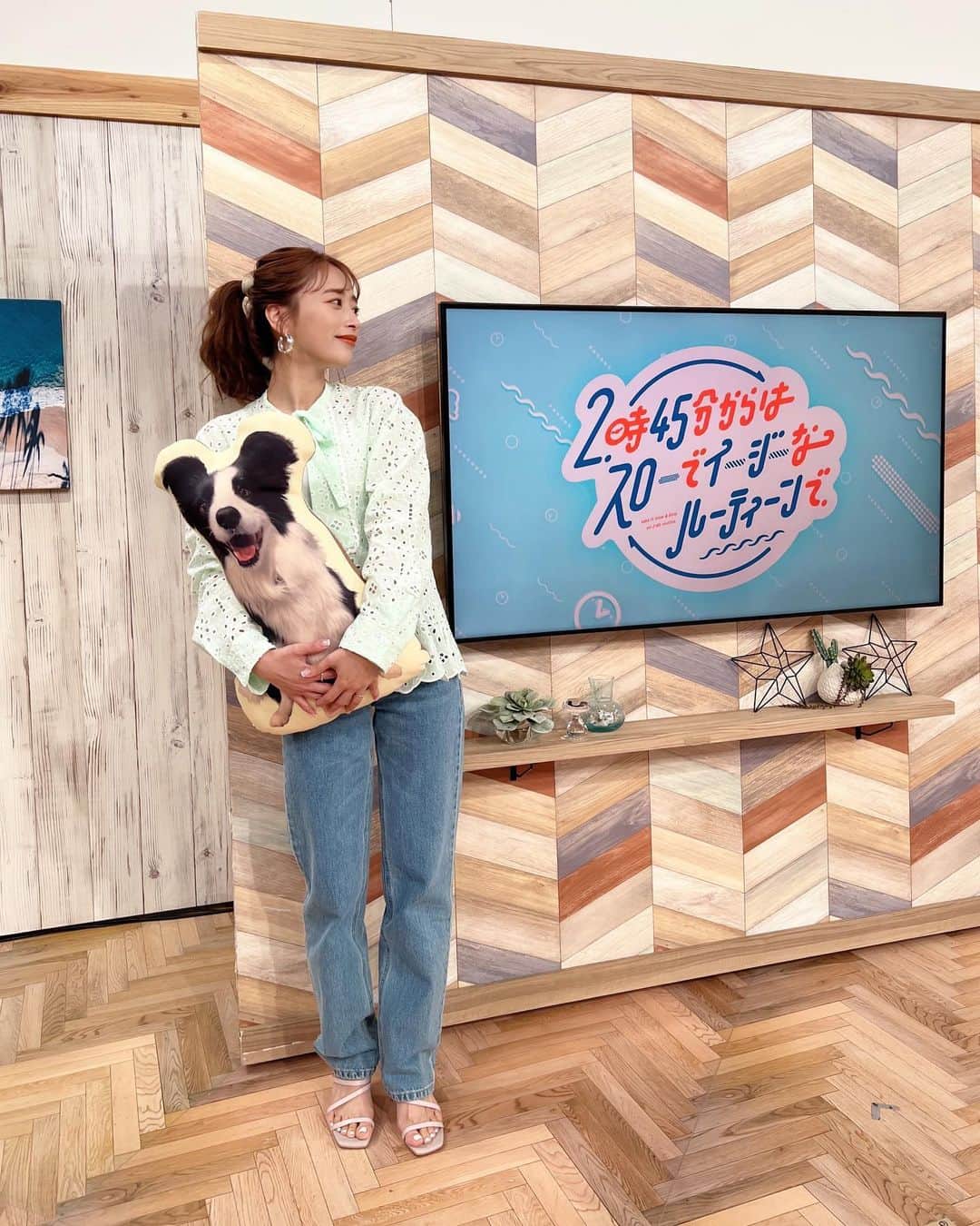 近藤千尋のインスタグラム：「おはようございます🌞 こんちひ、今日から2連休❤️🫶🏻 (見取り図さんが付けてくれたあだ名)  みんなGWはどこいくの？💕  スロイジでは、ゆりやんちゃんに 久々に会えて嬉しかったなぁ💕 CM中もずっと面白い！本当に！笑  衣装はこちら⬇️  トップス @baumundpferdgarten  ボトムス @bymalenebirger  アクセサリー @unoaerre_japan  シューズ @dianashoespress」