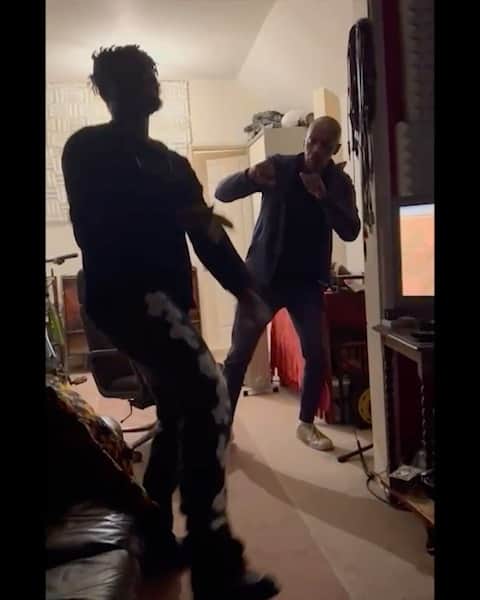 のインスタグラム：「Me and my uncle Tony in the studio after I had just done my first verse for #BackToTheStreets 😂😂🤣🤣😆. I love exploring various sounds as an African artist 🎼  Quick history - This is the studio that I recorded most of my early hits in so it was a real magical vibe being back at home haha  Love to my guys @origin8aandpropa x @bennypagemusic.. we have a serious banger for the 🌎...Raa Raa raaahhh 💥 OUT NOWWWWW」