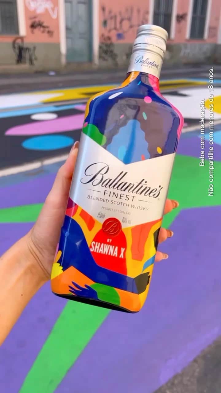イザベラ・サントーニのインスタグラム：「Quando tem #coresnorole, eu fico até mais feliz 🌈 Visitei um mural urbano, alí na Rua da Relação, no Centro, criado por @ballantinesbr em parceria com os blocos do Rio de Janeiro nesse carnaval histórico de abril e tá tudo muito lindo! Fica a dica pra vocês visitarem também ✨ #nãotemjeitoerrado #coresnorole #publi」