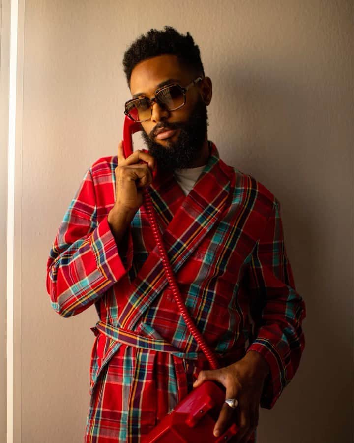 ジーエルシーオーのインスタグラム：「You know those people who sort of do it all? That’s @bwchillin. The artist-designer-DJ and face of our Fall ’21 collection, likens his creative process to surfing (a hobby he picked up while living in Venice). It’s all about waiting for the next wave of artistic inspiration to find him.  Check out his Proust feature in our stories and head to the link in our bio for the full feature.」
