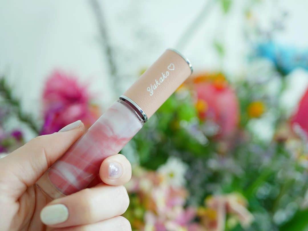 のインスタグラム：「🌷  名前入り、嬉しいな🌷 見た目も可愛くてきゅん♡ 可愛い大人ピンク💋  @givenchybeauty  ローズパーフェクトリキッド210  #cosmetics #rip #givenchybeauty #ゆかこすめ #コスメ」