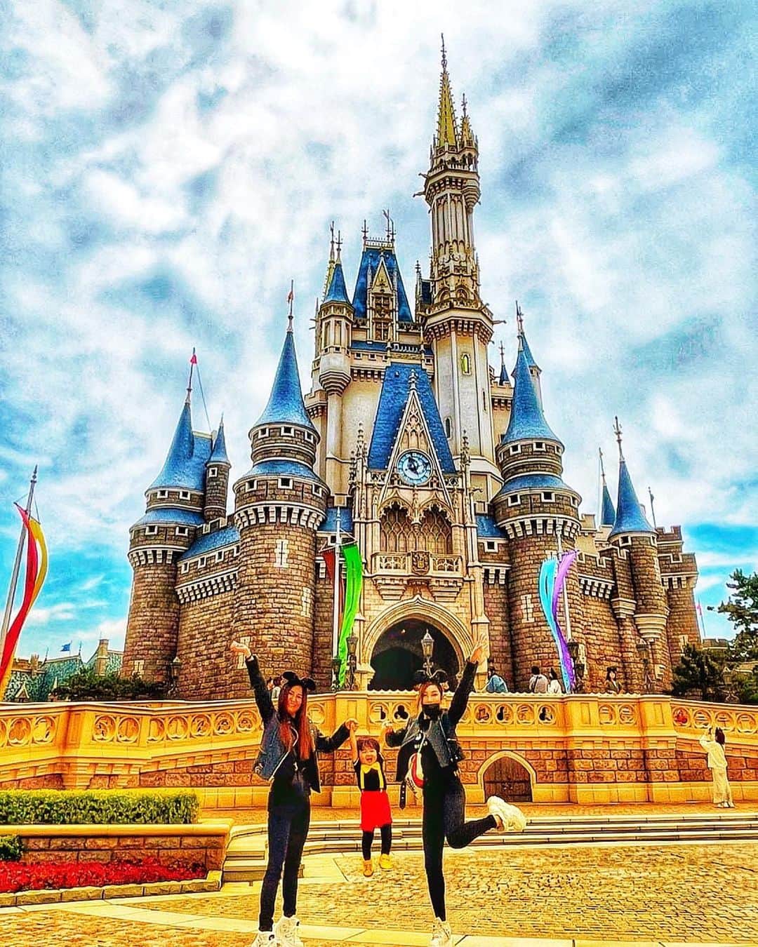 ベル（ニューハーフ）のインスタグラム：「先日のディズニー❣️ 雨おかまの私ですが、晴れ女の悪友のお陰で絶好のディズニー日和🌞 スタートから先ずはビールって事で、ターキーかじりながら近況報告会‼️ 可愛い可愛いリオ君は、ギャル達と戯れて将来有望✨ チビたん居ないと観ない、ジャンボリミッキーショーで我々が楽しむ。 この日は当たり日で、今まで観れなかった ミッキーのマジカルミュージックワールドに当選‼️ 本当に凄かった💗プリンセス達の狂演にカマ肌💗学びます💗 ビール片手にパークを周り、ラストはエレクトリカルパレードでリオ君が大喜び❣️ おじさん嬉しい😆✨ ちなみに、キャプテンフックギャレーのテラス席からは🍻と🍕かじりながらパレード楽しめるので是非❣️ 最高の一日となりました💗  #でぃずにーらんど  #子連れディズニー  #ベル #ミッキーのマジカルミュージックワールド  #ビール #ニューハーフ #歌舞伎町」