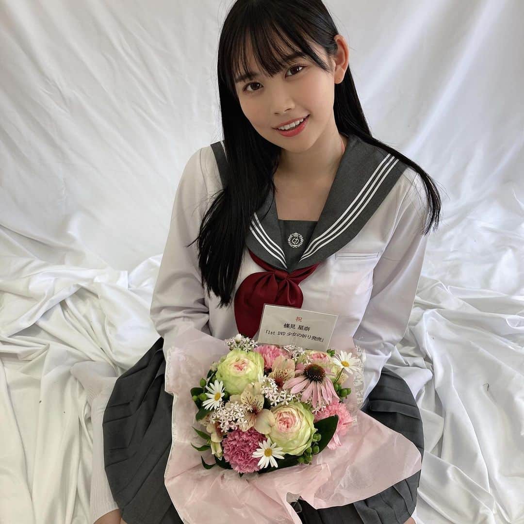 篠見星奈さんのインスタグラム写真 - (篠見星奈Instagram)「. ファンの方が1stDVDのお祝いに 素敵なお花をプレゼントしてくれ ...