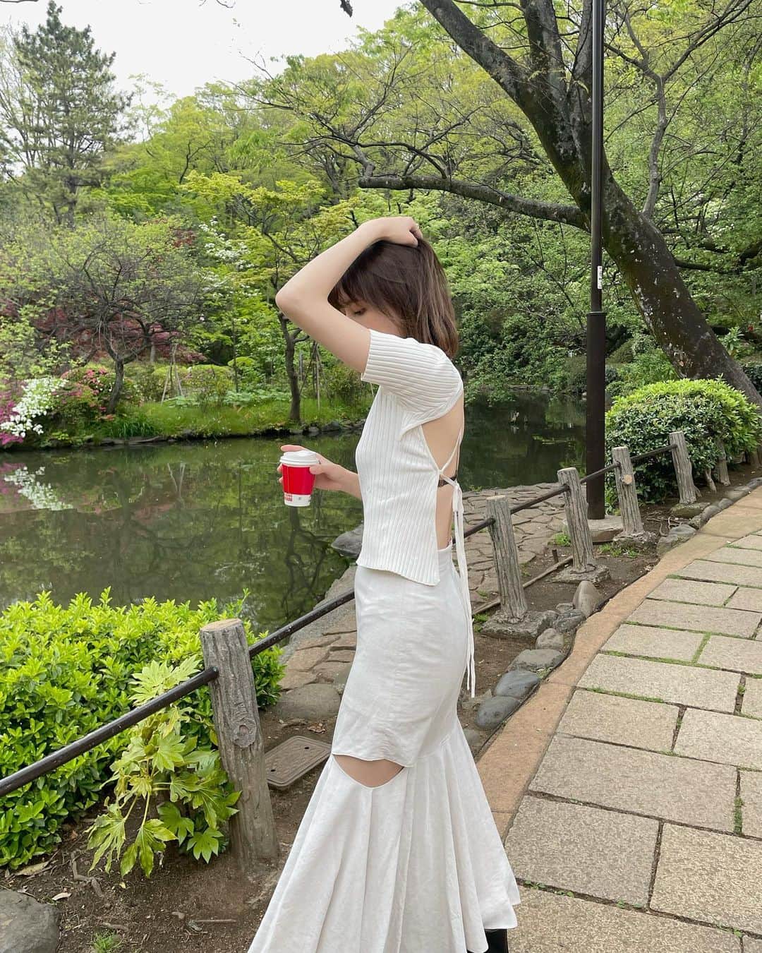 Tomomi Teradaのインスタグラム：「初夏🌿華麗なるギャッツビーが観たくなる季節がやってくるね🥂観たことない方はお勧めです。20年代の華やかで煌びやかな世界が舞台ですが、それとは裏腹に胸がぎゅっとなる切ないお話。ラナデルレイの歌声にも吸い込まれます〜。 みんなが好きな映画教えて🎬🫶🏻」
