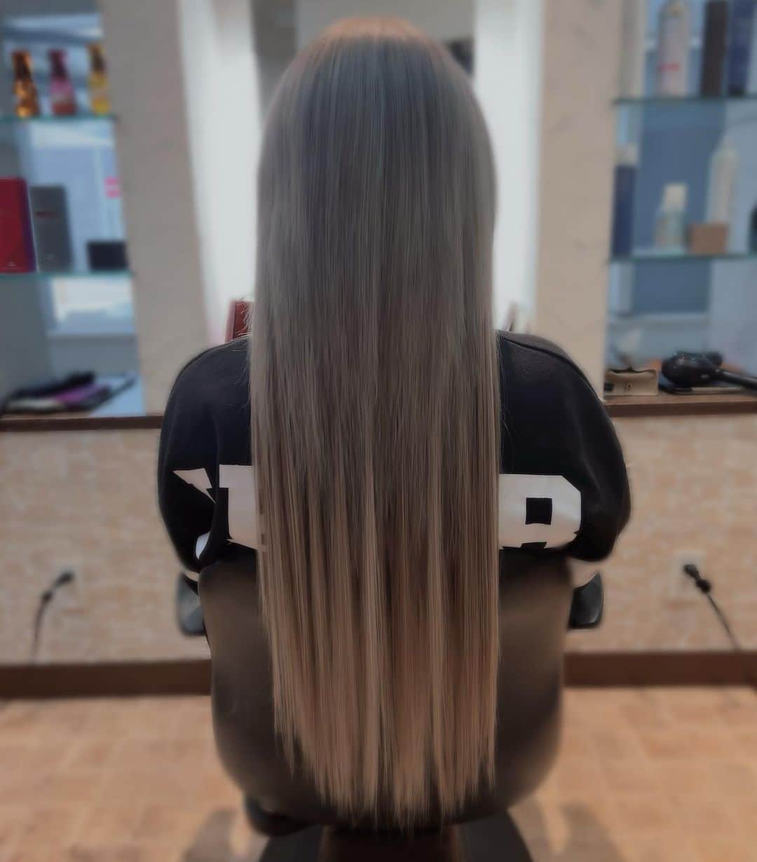 のインスタグラム：「ロングヘアおひさ。  @naptime.shizuoka  いつもありがとうございますっ✌🏻💓 今日もたくさんのわがままを きいてくれたあああああ！  うちは髪質に合わないから 編み込みだけど、シールエクステもあるよ🙋‍♀️！  #エクステ#編み込み#ロングヘアー  #ハイトーンロング #ギャル  ． . ． ． ． ． ． ． ． ． ． ． ． ． ． ． ． ． ． ． ． ．  #キャバ嬢#東京#大阪#名古屋#新宿#歌舞伎町 #tokyo#shinjuku#kabukicho #팔로우#친구해요#인친환영#モデル #셀카#오오티디#韓国#japan#model #like4likes #likeme #いいね#フォロー#follow4follow#f4f#followforlike」