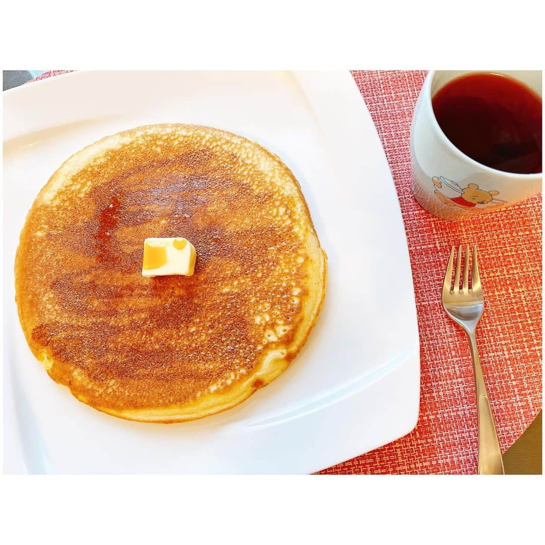 押切もえのインスタグラム：「🥞の朝。 いちごなどの果物は息子が先に完食しました。 バター党にはもちろんこの量のバターでは足りるわけがなく後ほど追いました。 　 このところ娘が4時くらいに元気に目が覚めてしまって、娘がようやく二度寝をする頃に息子が起きてくるというサイクル（母、眠い…）。  朝食しっかり食べて、今日も楽しく乗り切ります。  お知らせ。 10時からラジオ、bayfm『moe's up!』、 20時にYouTube公開します。 今日の動画は旦那さんもお休みの日ののんびりした内容。 ぜひ観てくださいね。  #saturday #breakfast #米粉パンケーキ #追いバター」