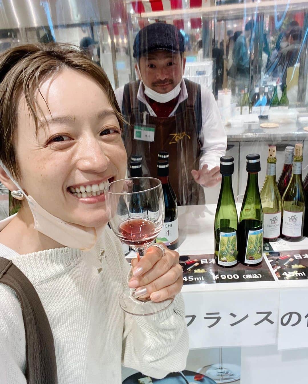 高山都さんのインスタグラム写真 - (高山都Instagram)「ひさびさのお客さまの前でのトークイベント、とっても楽しかったです！ 連休初日の29日は大阪は阪神梅田本店にて #大ワイン祭 たくさんのワインラバーさんで大賑わい！ものすごい活気だったなー。 ワタシは、特設ステージでのトークショーにゲストで出演させていただきました。 奈良にある　@noutohakkouzen の藤井さんと、MCの @nampo.sanpo 旭堂南歩さんとの楽しいお酒のお話。実際にワインを飲ませていただきながら、みんなに美味しさを伝える表現を選ぶのも新鮮な体験でした。 なにより、お集まりくださったお客さまのキラキラした笑顔が最高に嬉しかった。 やっぱりトークショーは参加されるみなさんで完成するのだなーと。 ヘアメイクは大阪のお仕事の時、何年もながーくお世話になってる @a_ko38 はまちさん♡ ピンクのジャケットにあわせてスッキリ甘くないピンクメイクをしてくれて素敵だったなー。 私服での登壇だったので、マメの美しすぎる織りのジャケットを主役に。 jacket @mamekurogouchi  T-shirt @oblekt_jp  denim @the_newhouse  sandal @driesvannoten  head accessory @alexandredeparis_japan」4月30日 8時23分 - miyare38