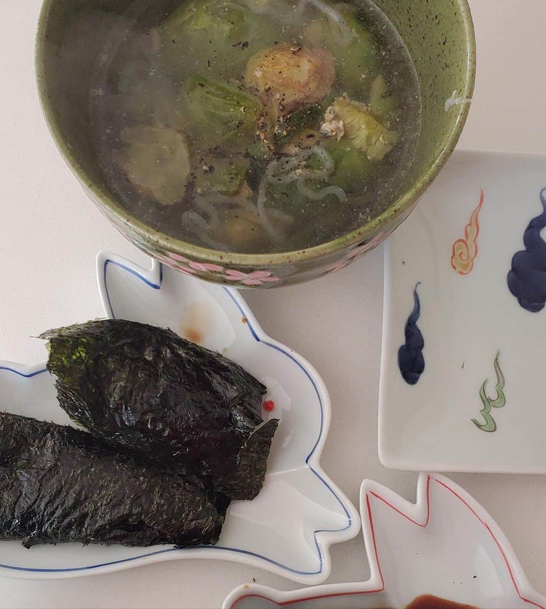 桃井かおりさんのインスタグラム写真 - (桃井かおりInstagram)「昨日のしゃぶしゃぶのスープで芽キャベツのスープと、磯辺焼き！ #かおり飯」4月30日 9時21分 - kaori_momoi