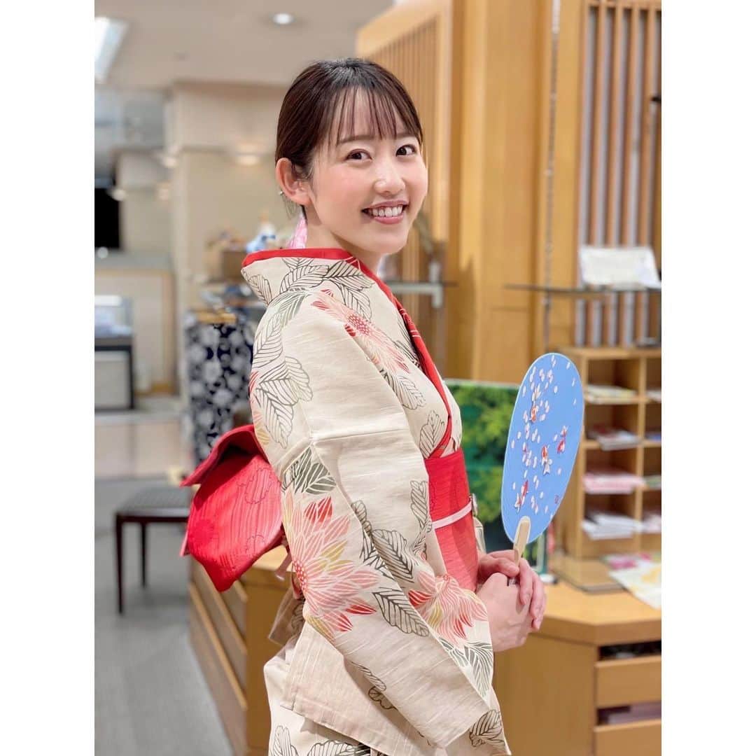 河村綾奈のインスタグラム：「早くも浴衣の取材に伺いました。 優しい色合いの一枚を試着させていただき、 梅雨もまだなのに一気に夏気分🤤🍉  今年は、手ぬぐいを襟元に重ねるアレンジもオススメだそうです。 そのままタオルの代わりにもなるし、素敵なアイデア！😊  着付けをしてくださった方は、20年以上もそごうの和小物売り場にお勤めになっていて、旅行にも着物で行かれるんだそう。 洋服より荷物が少なくなるんですよ〜と仰っていました。  私も普段のおしゃれとして和装を楽しめるような女性になりたいです。」