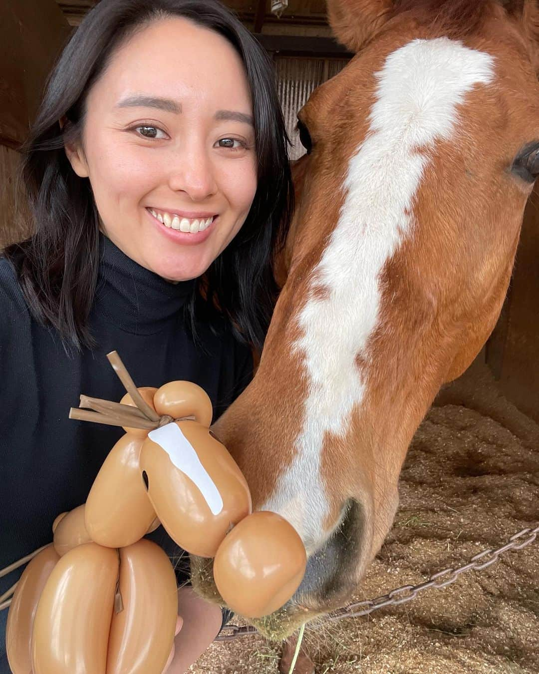 東美樹のインスタグラム：「お馬さんモチーフって可愛い🐴💕  インテリアも洋服もお馬さんモチーフがあると ついつい手が伸びてしまう最近。笑  先日はバルーンアーティストの @b_s_marcox さんに教えていただきながら、サムライくんバルーンを作りました🎈 似てるかなあ？😙  最後の写真は姪っ子が描いてくれたサムライ🎨👩🏻‍🎨 絵画のスクールに通うほど絵を描くのが大好きな姪っ子は、写真を見てあっという間に描いてくれました！  みんなに愛されてる倶楽部のお馬さんたち🐴🐎 みんな違って、みんな良い❤️✨  #乗馬女子 #引退馬 #ホースセラピー #馬モチーフ #stablelife」