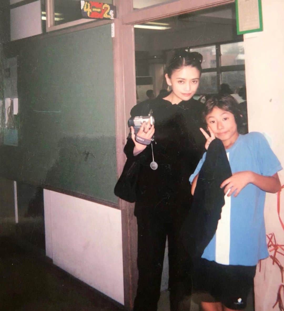 広田レオナのインスタグラム：「昨日、息子の写真を探していたら 違和感しかない写真を見つけて笑ったwww この頃Parisと日本を行ったり来たりしていた時 たぶん息子の授業参観🤣 浮いてます😂😂😂 空気読んで感🤣🤣🤣  #そー言えば息子をいじめる子達を怒鳴っていたから『広田のかーちゃん超こえーーー』って悪ガキ達から合唱されていましたわ😅 #いまだに写真整理出来てない😂　 #タイムマシーンでこの時に帰る事が出来たら…やっぱり帰ってくるな😅」