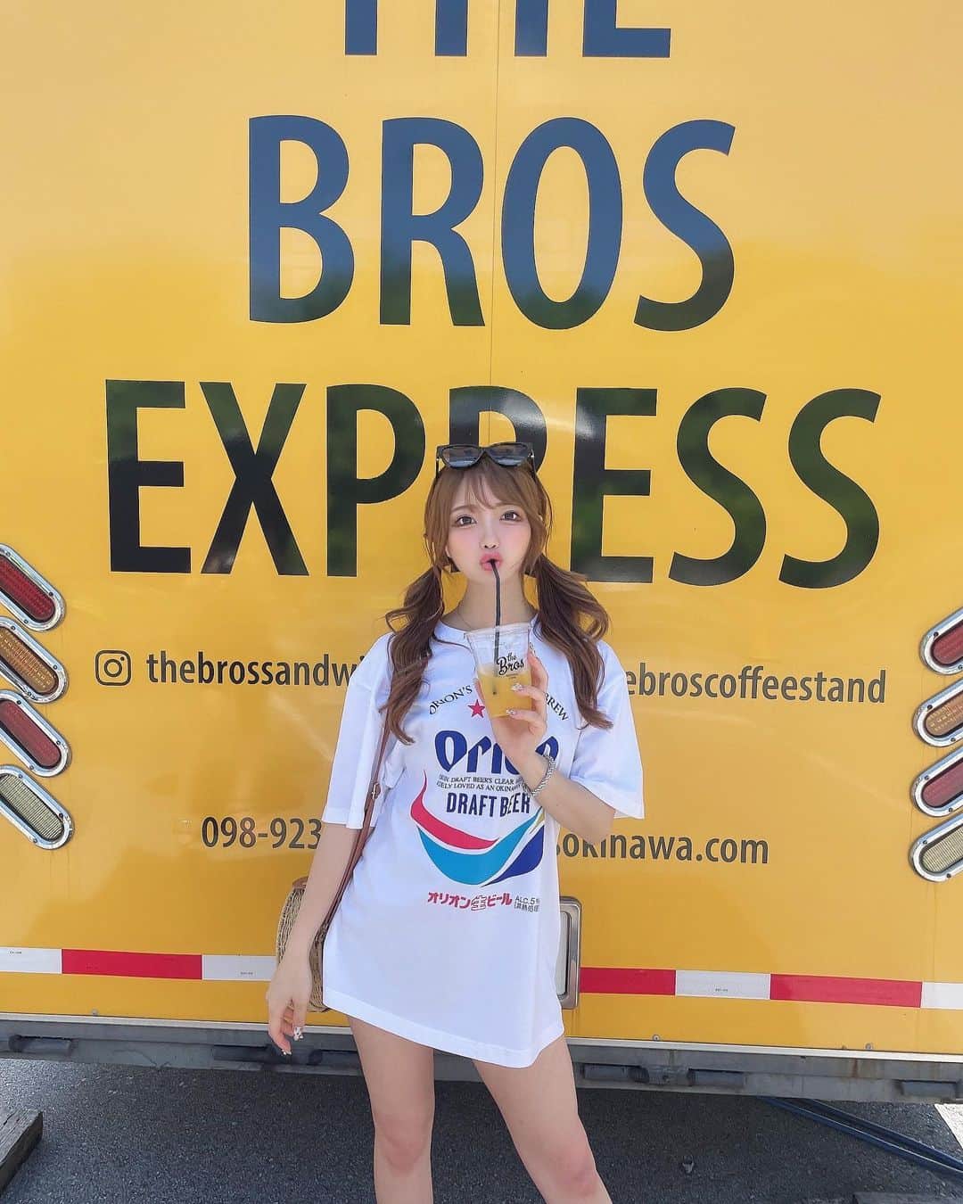 まゆぴちゅーさんのインスタグラム写真 - (まゆぴちゅーInstagram)「orionビールTシャツ👕、  インしてるのと 　　　or 出してワンピ風なのと  どっちがいいと思います？🥺💓🌴 . . (……ってゆー時間がない時に沖縄の投稿 するのすみません。（笑）（笑）（笑）)  ここのカフェほんとに可愛くて美味しかった🥪🍹 . . .  #沖縄カフェ #恩納村カフェ #沖縄旅行 #沖縄観光 #沖縄グルメ #恩納村グルメ #恩納村ランチ #沖縄ランチ #旅行コーデ #沖縄旅行記 #インスタ映えスポット #断面萌え #サンドイッチ専門店 #オリオンビール #オリオンビールtシャツ #ビジョビ」4月30日 17時31分 - mayu_03pichu