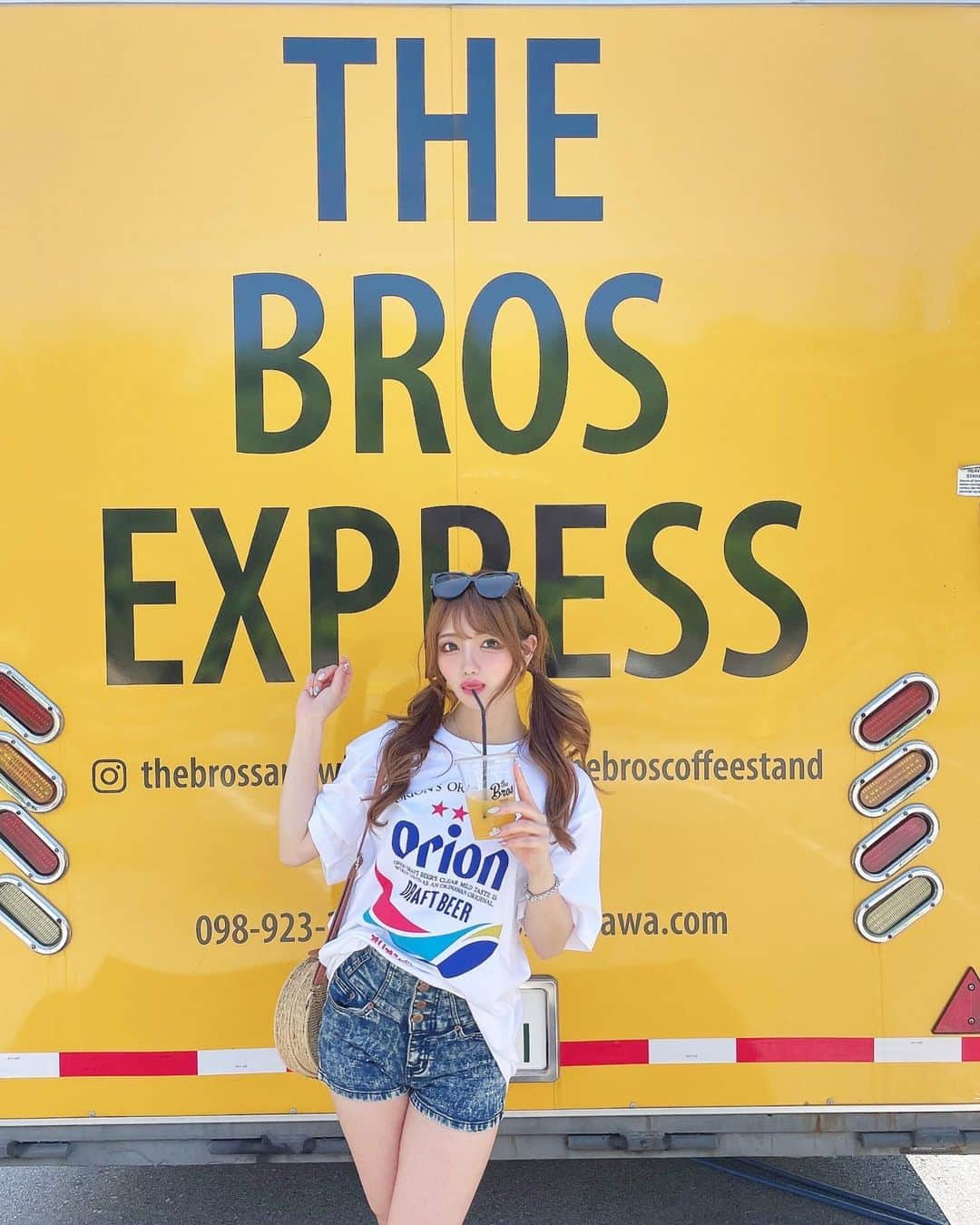 まゆぴちゅーさんのインスタグラム写真 - (まゆぴちゅーInstagram)「orionビールTシャツ👕、  インしてるのと 　　　or 出してワンピ風なのと  どっちがいいと思います？🥺💓🌴 . . (……ってゆー時間がない時に沖縄の投稿 するのすみません。（笑）（笑）（笑）)  ここのカフェほんとに可愛くて美味しかった🥪🍹 . . .  #沖縄カフェ #恩納村カフェ #沖縄旅行 #沖縄観光 #沖縄グルメ #恩納村グルメ #恩納村ランチ #沖縄ランチ #旅行コーデ #沖縄旅行記 #インスタ映えスポット #断面萌え #サンドイッチ専門店 #オリオンビール #オリオンビールtシャツ #ビジョビ」4月30日 17時31分 - mayu_03pichu