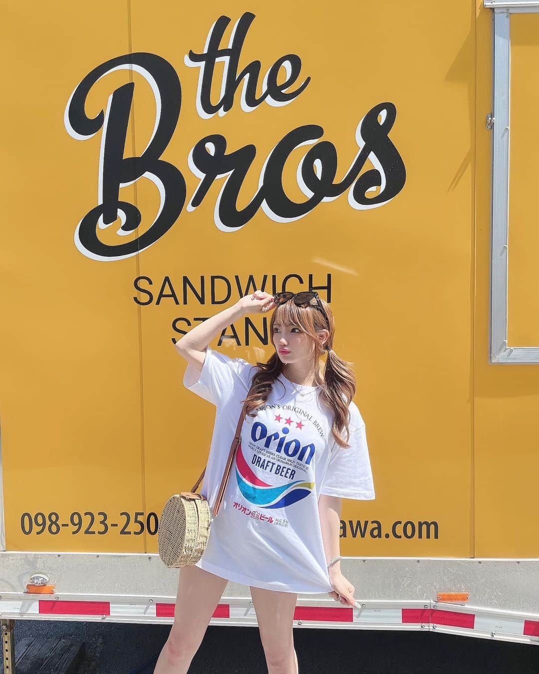 まゆぴちゅーさんのインスタグラム写真 - (まゆぴちゅーInstagram)「orionビールTシャツ👕、  インしてるのと 　　　or 出してワンピ風なのと  どっちがいいと思います？🥺💓🌴 . . (……ってゆー時間がない時に沖縄の投稿 するのすみません。（笑）（笑）（笑）)  ここのカフェほんとに可愛くて美味しかった🥪🍹 . . .  #沖縄カフェ #恩納村カフェ #沖縄旅行 #沖縄観光 #沖縄グルメ #恩納村グルメ #恩納村ランチ #沖縄ランチ #旅行コーデ #沖縄旅行記 #インスタ映えスポット #断面萌え #サンドイッチ専門店 #オリオンビール #オリオンビールtシャツ #ビジョビ」4月30日 17時31分 - mayu_03pichu
