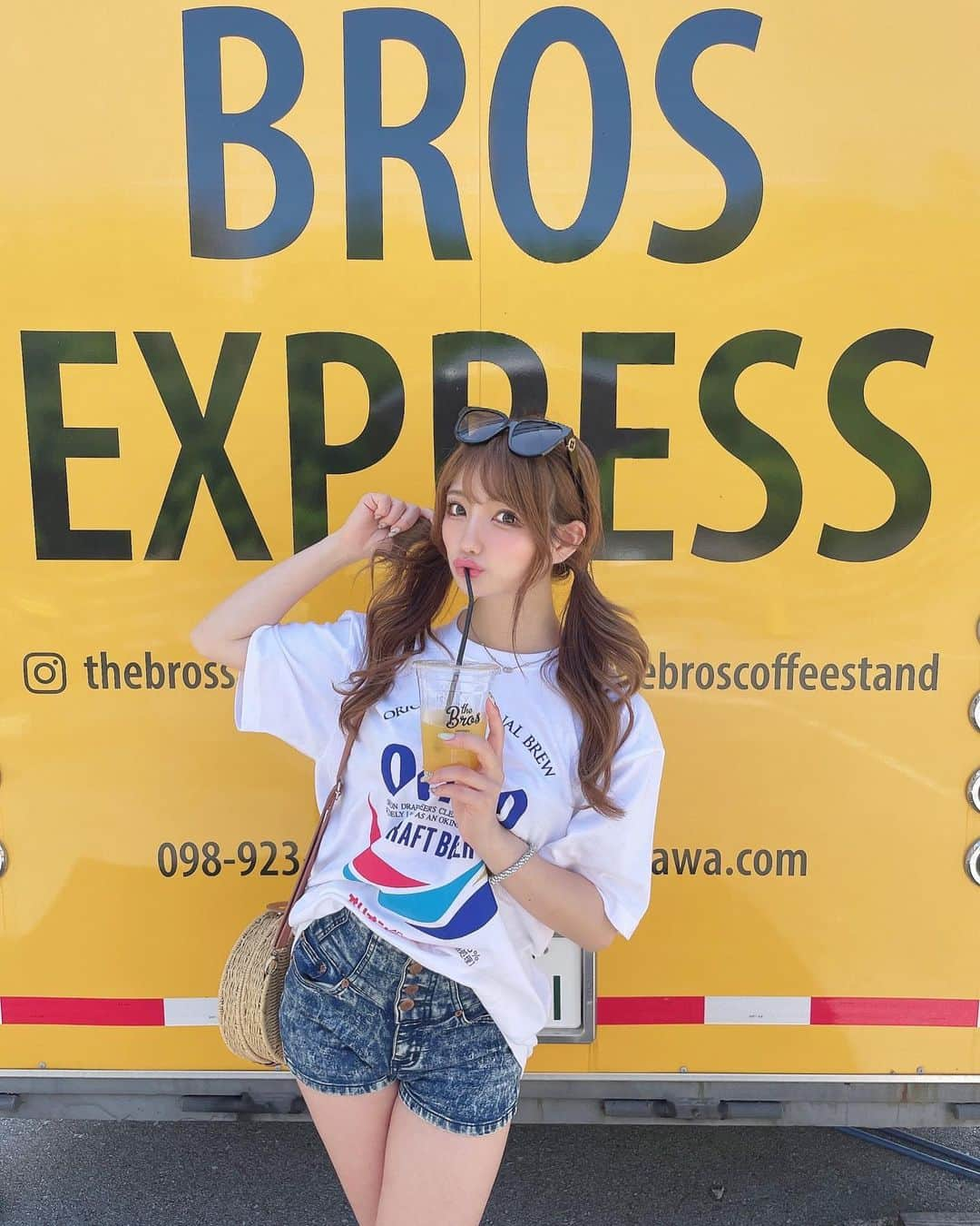 まゆぴちゅーさんのインスタグラム写真 - (まゆぴちゅーInstagram)「orionビールTシャツ👕、  インしてるのと 　　　or 出してワンピ風なのと  どっちがいいと思います？🥺💓🌴 . . (……ってゆー時間がない時に沖縄の投稿 するのすみません。（笑）（笑）（笑）)  ここのカフェほんとに可愛くて美味しかった🥪🍹 . . .  #沖縄カフェ #恩納村カフェ #沖縄旅行 #沖縄観光 #沖縄グルメ #恩納村グルメ #恩納村ランチ #沖縄ランチ #旅行コーデ #沖縄旅行記 #インスタ映えスポット #断面萌え #サンドイッチ専門店 #オリオンビール #オリオンビールtシャツ #ビジョビ」4月30日 17時31分 - mayu_03pichu