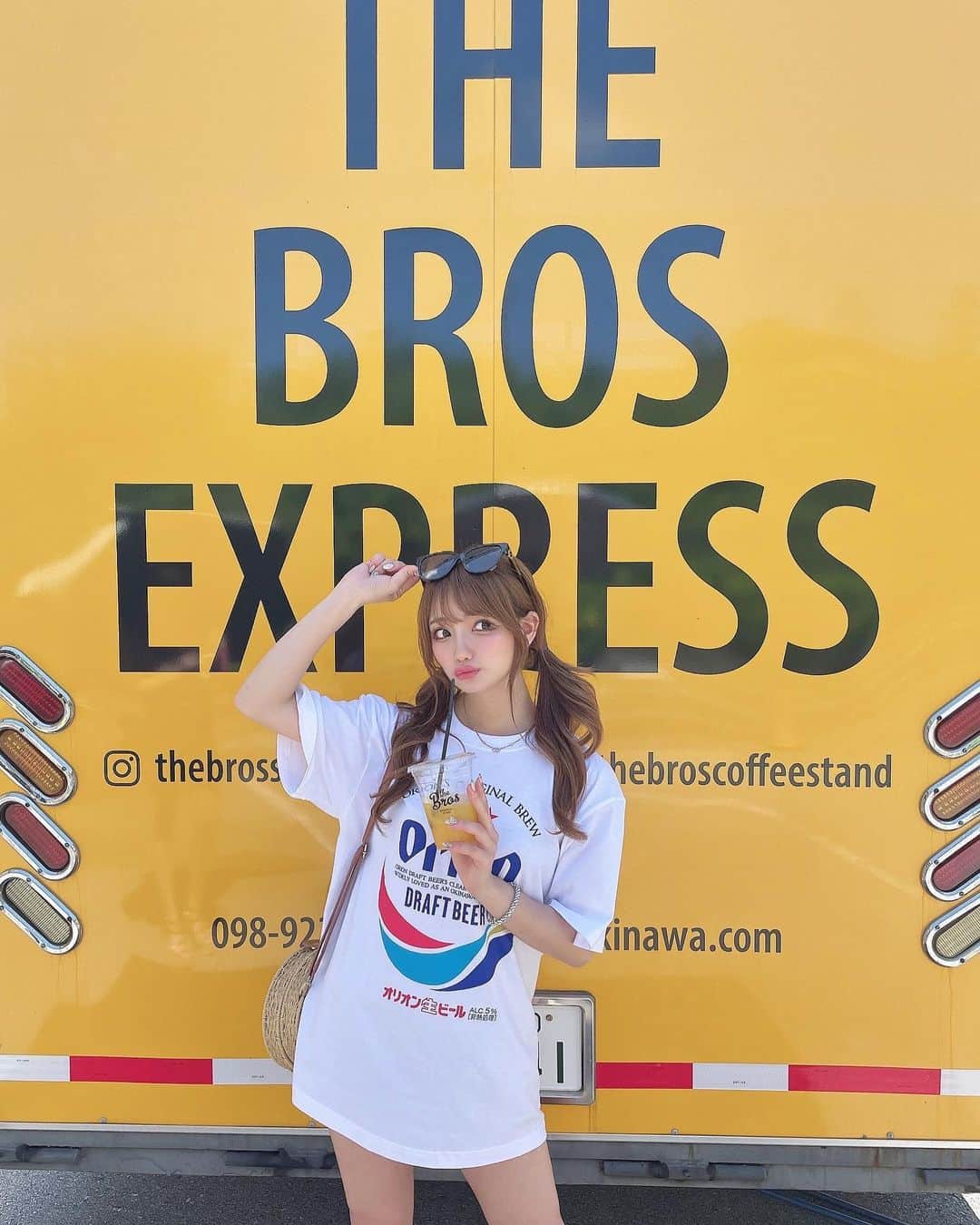まゆぴちゅーさんのインスタグラム写真 - (まゆぴちゅーInstagram)「orionビールTシャツ👕、  インしてるのと 　　　or 出してワンピ風なのと  どっちがいいと思います？🥺💓🌴 . . (……ってゆー時間がない時に沖縄の投稿 するのすみません。（笑）（笑）（笑）)  ここのカフェほんとに可愛くて美味しかった🥪🍹 . . .  #沖縄カフェ #恩納村カフェ #沖縄旅行 #沖縄観光 #沖縄グルメ #恩納村グルメ #恩納村ランチ #沖縄ランチ #旅行コーデ #沖縄旅行記 #インスタ映えスポット #断面萌え #サンドイッチ専門店 #オリオンビール #オリオンビールtシャツ #ビジョビ」4月30日 17時31分 - mayu_03pichu