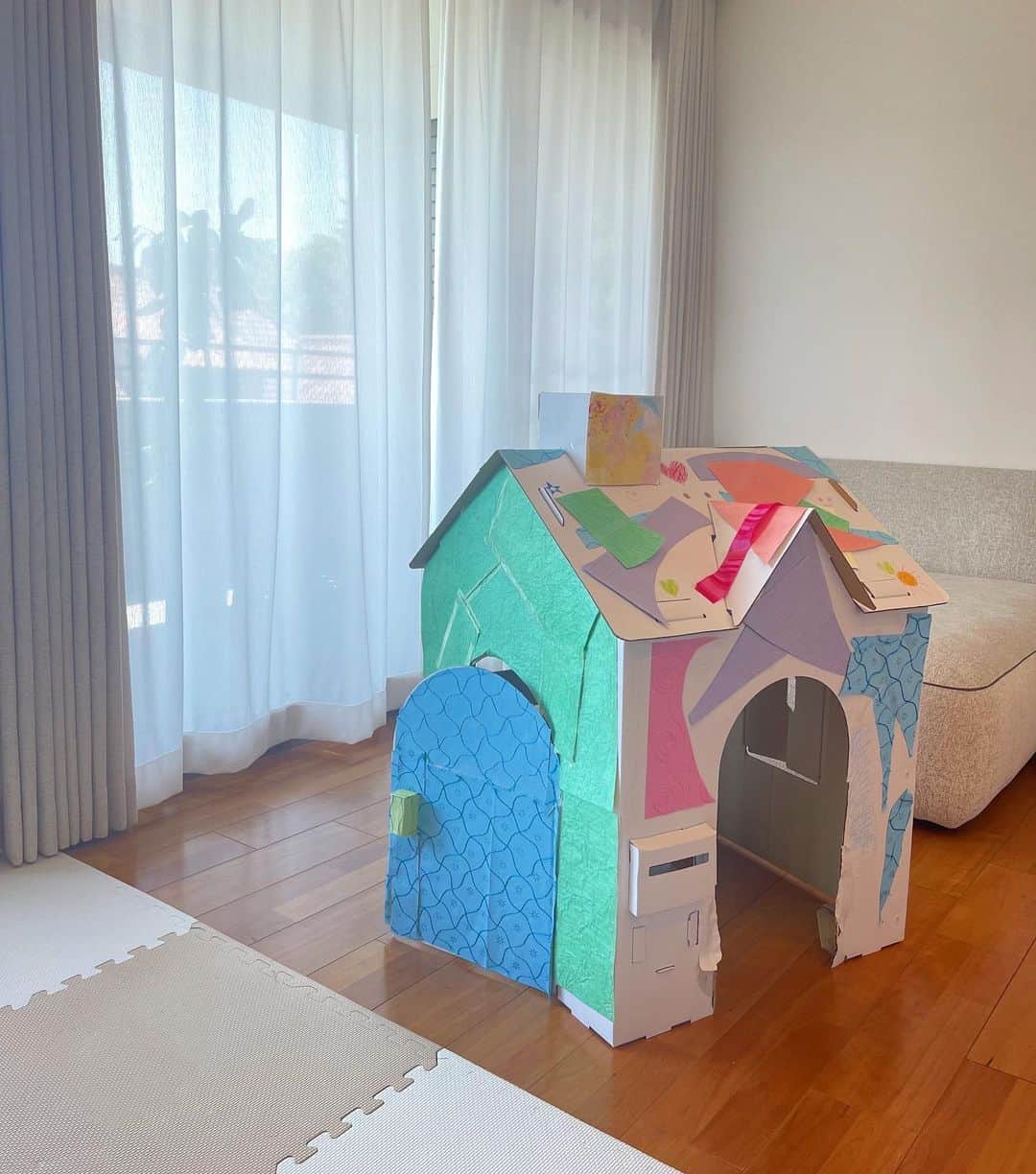のインスタグラム：「子供達とダンボールテント作り みんなで完成させてから 片面ずつ好きなようにデコレーション！ お気に入りのテントになったみたい🥰 (Amazonで買ったおうちセット) 今日は最高のお天気❤️ みんなで太陽の下で過ごします🧡 #おうち作り #GoldenWeek」