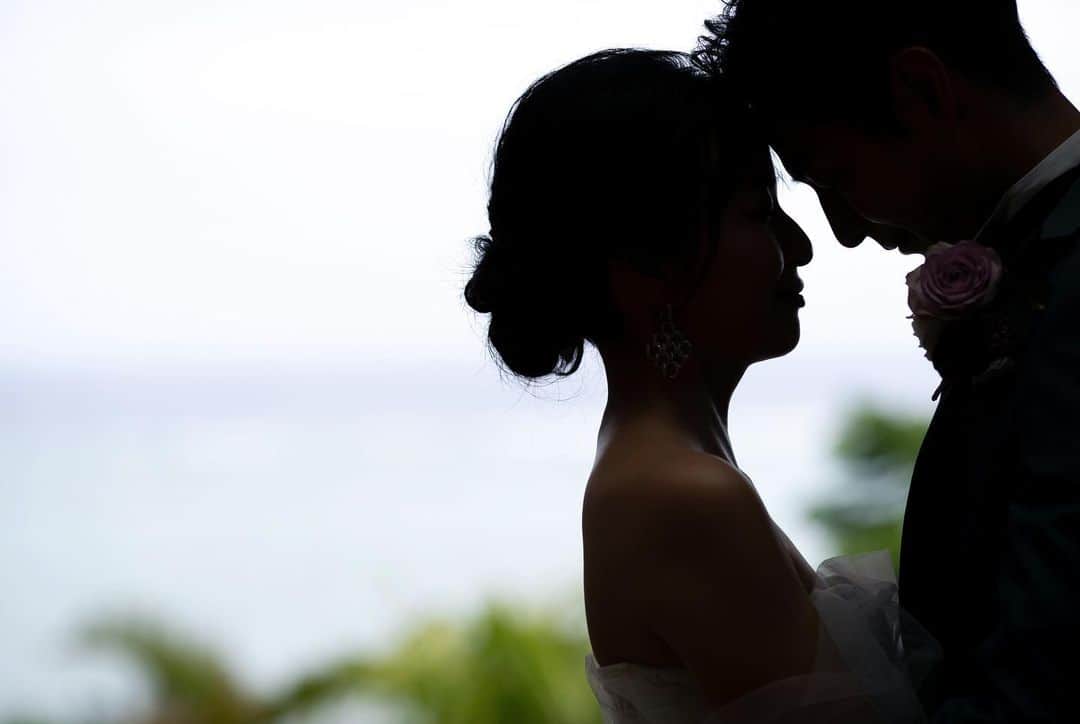 岩間恵のインスタグラム：「結婚式の会場について💍  延期をする前は沖縄の別の場所で 挙式、披露宴を行う予定だったんだけど、 延期した直後に中村邸を見つけました！  「絶対ここで挙げたい！」と直談判をし ここまで自由にやらせて頂きました...💐  もともとはドリカムの中村正人さんのスタジオ兼別荘です。 去年の秋に一日一組限定のホテルとしてオープンしたのですが、まだ結婚式を挙げられたカップルがいないとのことで...  記念すべき第一号となりました👰‍♀️🤵💐  海も見えて、ガーデンも広くて、プライベート感満載で。 本当に理想以上の場所でした！  @gv.okinawa_nakamura   #リゾートウェディング #沖縄ウェディング #ガーデン挙式 #中村邸 #グランディヴィラ中村邸」