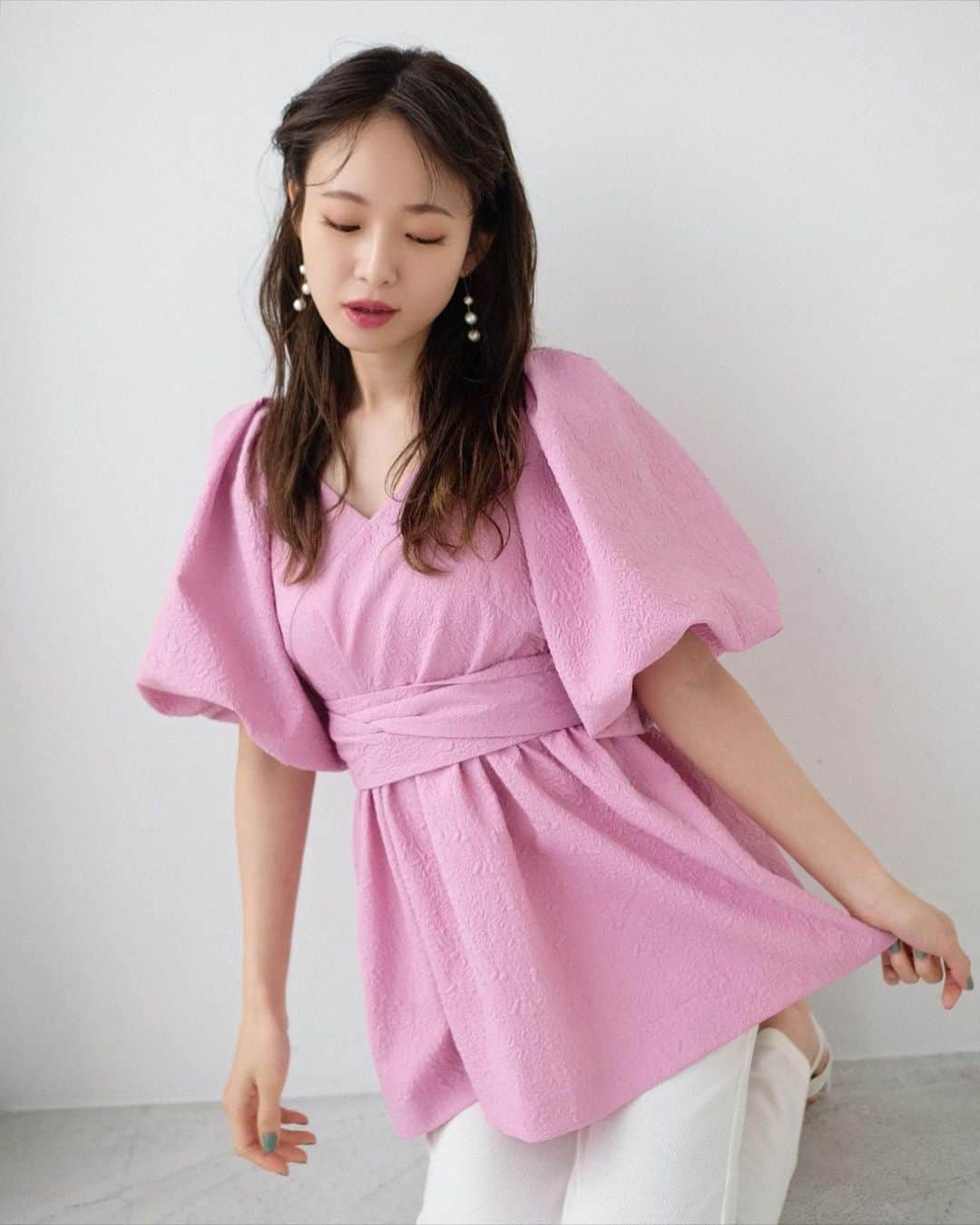 のインスタグラム：「🆕透明感とオトナ感が叶う甘すぎないピンクカラーのNEW TOPS💓このトップス全色かわいくって形もかわいくって、生地もかわいくって大好きなデザイン😚  ボリューム感たっぷりなお袖のふわっとデザインもポイントです！ウエストのリボンは前後どちらでも結べるよ🎀  @cheriemona_official ✴︎バルーンスリーブチュニック ピンク/ホワイト/ブラック  ちなみにこの時合わせているパンツは #オーガニックコットンSETUP の。楽ちんと、綺麗めなMIXが今の気分でお気に入りなコーディネート//  #cheriemona #fashion #summerstyle #springsummer #pink #シェリーモナ #チュニック #トップス #春夏コーデ #夏服 #リボン #ピンクコーデ #オトナ女子 #きれいめコーデ #カジュアルコーデ」