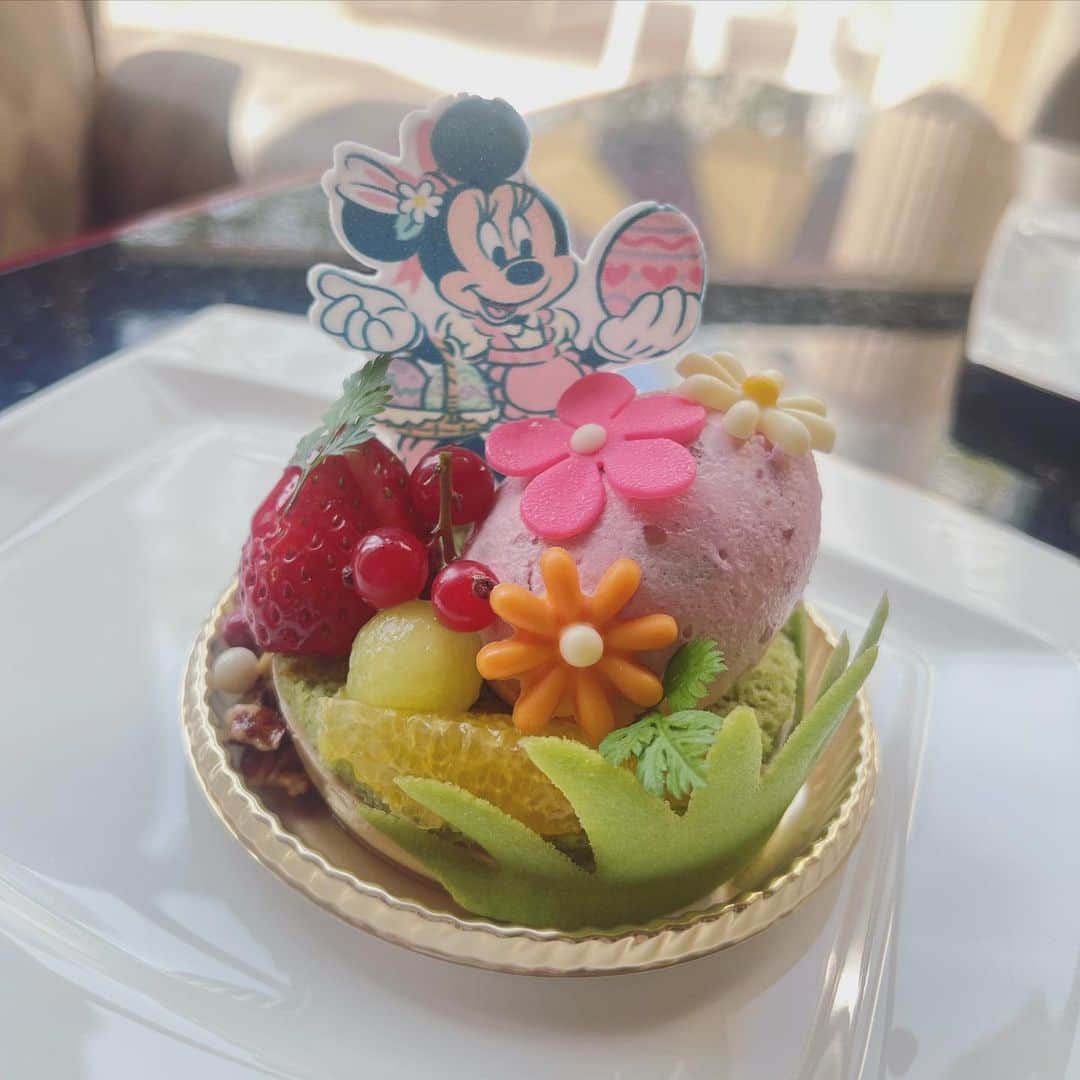 松井玲奈さんのインスタグラム写真 松井玲奈instagram 可愛くて美味しいミニーちゃんのケーキ たまごの部分がベリー系 下はピスタチオのスポンジに 紅茶のムース 甘くて酸っぱいと 甘くてほろ苦いがいっぺんに楽しめる 素敵なスイーツでした ディズニー