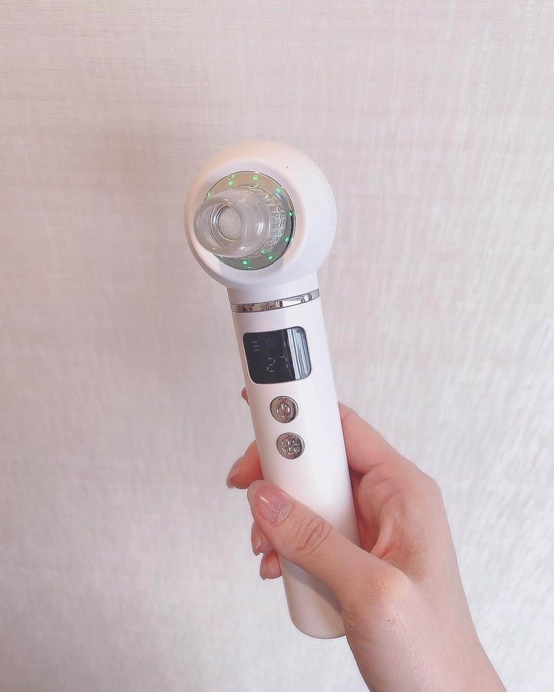 のインスタグラム：「🌈 温冷毛穴吸引器✨  吸引しながら皮膚の油脂の分泌を減らすグリーン光エステができる✨  吸引器では角栓や黒ずみ毛穴 反対側では温冷出来るのでとても気持ち良い💓  お風呂後 蒸しタオルでよく温めてからがオススメ☝🏻  2秒以上当てるのは❌ 上手くできる吸引の自分なりのやり方見つけまーす✨   #毛穴 #毛穴吸引器 #黒ずみ #美肌 @itiwabeauty   #美容 #beauty  #美顔」