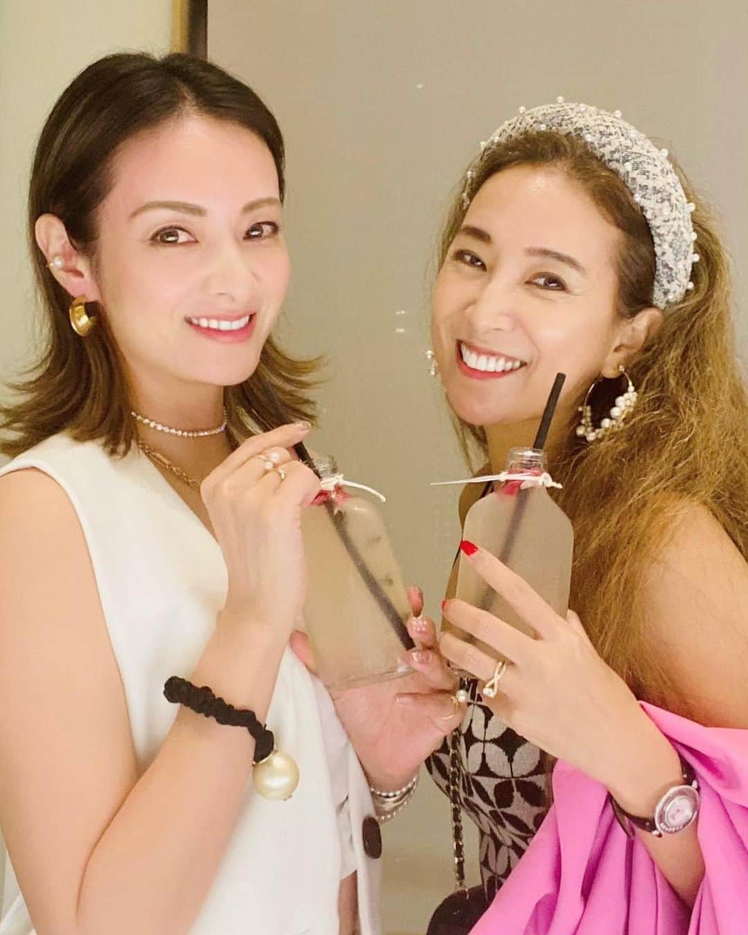畑田亜希のインスタグラム：「💎Tiffany & Co.💎   新作もダイヤモンドも可愛すぎてウットリ😍連れて帰ってあげたかった、、、🥲😂  2人とも仕事帰りでヘトヘトだったけど、キラキラに癒され、話たい事いっぱい話せてスッキリリフレッシュ☺️✨  Happy weekend 🌈  #2022 #sg #singapore #tiffany #tiffanyparty #diamonds #gw」