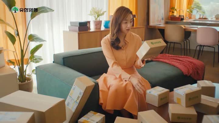 イン・ギョジンのインスタグラム：「❤️엘레나 이벤트❤️   엘레나는 내꺼 ❤️당신은 내꺼😄  안녕하세요 여러분 잘지내고계시나용 ??  얼마전 소이현씨와  엘레나 광고를 같이   찍었습니다 혹시 보셨습니까???ㅎㅎ  엘레나는 많은 분들이 나를 위한,,, 나보다 더 소중한 누군가를 위한 선물로 많이 찾으신데용~~~!!  어떤 선물을 해야 하는지 고민이신분들께  강추강추~~~!!드립니다 :)   여기서 한가지 더 서프라이즈~~~~~~~  소이현씨와 제가 유한양행 엘레나와 함께 이벤트를 진행하려고 해요!  부부가 혹은 연인이 함께 엘레나와 함께  사진을 찍어서 올려주시면  추첨해서 많은 분들께 엘레나와  멀티비타민을 보내드려요~   ▶이벤트에 대한 자세한 사항 및 각종 문의는 엘레나 프로바이오틱스 (@elena_probiotic )계정  참고부탁드립니다.  #유한양행엘레나#엘레나내꺼하자」