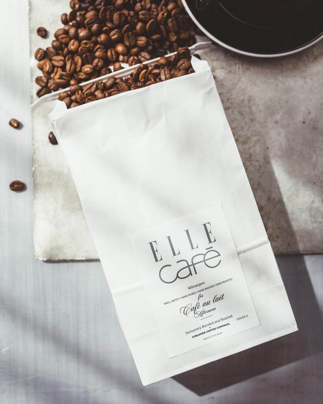 ellecafejapanのインスタグラム：「☆NEWS☆  ELLE caféとSTREAMER COFFEE COMPANY @streamercoffeecompany がカフェオレにピッタリの豆を共同開発！☕️🥛  ELLE caféファン待望のコーヒー豆☕ 白金台のELLE caféCORNER・ELLEcaféONLINESHOP、STREAMER COFFEE COMPANY赤坂店 @streamercoffeecompany_akasaka ・渋谷店 @streamercoffee_shibuya にて 5/1～販売スタート！  STREAMER COFFEE COMPANY赤坂店・渋谷店では、こちらの豆を使った本格カフェオレを5/31まで期間限定で販売いたします！  ☑️限定商品 ・オリジナルカフェオレ(Afternoonブレンドキリマンジャロ) \770(税込)　　 （ STREAMER COFFEE様のみ展開）  ☑️Afternoonブレンドキリマンジャロ豆 オンライン価格： 200g\2,800(税込)　 500g\7,000(税込)　 （ STREAMER COFFEE様、ELLEcafé共に取り扱い）  #ELLE #ELLE café #streamercoffeecompany    #ELLEcafe#ELLEboutiqueJapan #エルカフェ #coffee #ストリーマーコーヒー #コーヒー豆 #コーヒー #渋谷カフェ #赤坂カフェ #白金台 #プラチナ通り」