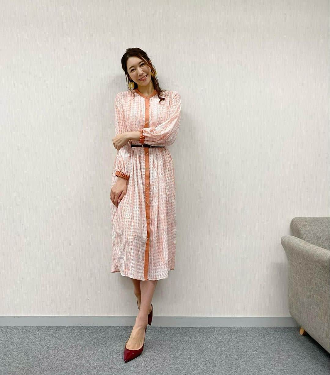 穂川果音さんのインスタグラム写真 - (穂川果音Instagram)「金曜アベプラ衣装👗  今日は晴れてお出かけ日和ですが、日曜は近畿〜北日本で雨に☔️ 気温はこの時期としては少しひんやりしますので、長袖のトップスに朝晩はジャケットが必須となりますよー🧥  では、ゴールデンウィークの方も、そうでない方も、素敵な1日を〜✨  dress→ @millioncarats_official  #アベプラ　#気象予報士　#明日コレ着よコーデ　　#ほかのん #fashion #cordinate  　#ファッション #長袖コーデ　#雨の日コーデ 　#fashion #cordinate #weatherreport #お天気コーデ 　　#5月コーデ　#4月コーデ 　#アナウンサーコーデ　　#春コーデ　#ブラウスコーデ　#タイトスカートコーデ  　#春色コーデ　#お天気キャスター　#weatherforecast #お天気お姉さんコーデ 　#170センチコーデ」4月30日 13時58分 - hokawakanonn