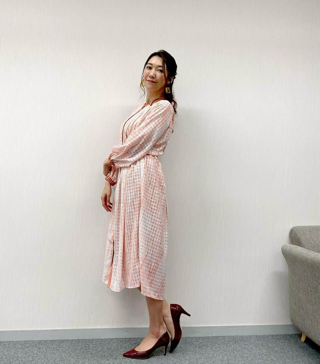 穂川果音さんのインスタグラム写真 - (穂川果音Instagram)「金曜アベプラ衣装👗  今日は晴れてお出かけ日和ですが、日曜は近畿〜北日本で雨に☔️ 気温はこの時期としては少しひんやりしますので、長袖のトップスに朝晩はジャケットが必須となりますよー🧥  では、ゴールデンウィークの方も、そうでない方も、素敵な1日を〜✨  dress→ @millioncarats_official  #アベプラ　#気象予報士　#明日コレ着よコーデ　　#ほかのん #fashion #cordinate  　#ファッション #長袖コーデ　#雨の日コーデ 　#fashion #cordinate #weatherreport #お天気コーデ 　　#5月コーデ　#4月コーデ 　#アナウンサーコーデ　　#春コーデ　#ブラウスコーデ　#タイトスカートコーデ  　#春色コーデ　#お天気キャスター　#weatherforecast #お天気お姉さんコーデ 　#170センチコーデ」4月30日 13時58分 - hokawakanonn