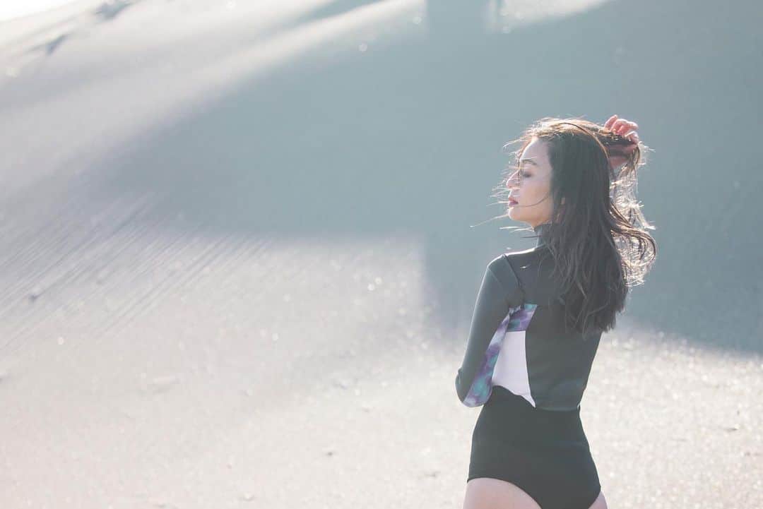 信太美月さんのインスタグラム写真 - (信太美月Instagram)「HOTLINE 2022 S/Sカタログ  真冬の撮影だったけど @hotlinewetsuitsjp の 現場は毎回たのしいです🌻 わたしロンジョンが1番すきだった💙  Direction/ @djsugar_jp  Photograp/ @takatoshishibamoto  Hair/ @chobii_sakurai.r」4月30日 13時54分 - shidamizuki