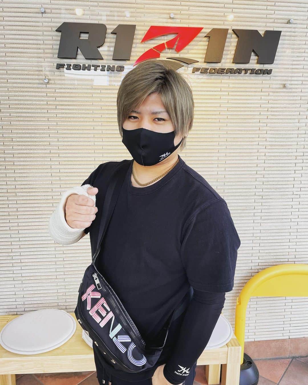 岡康平のインスタグラム：「15時までお邪魔しております🔥  #RIZIN #RIZINショップ」