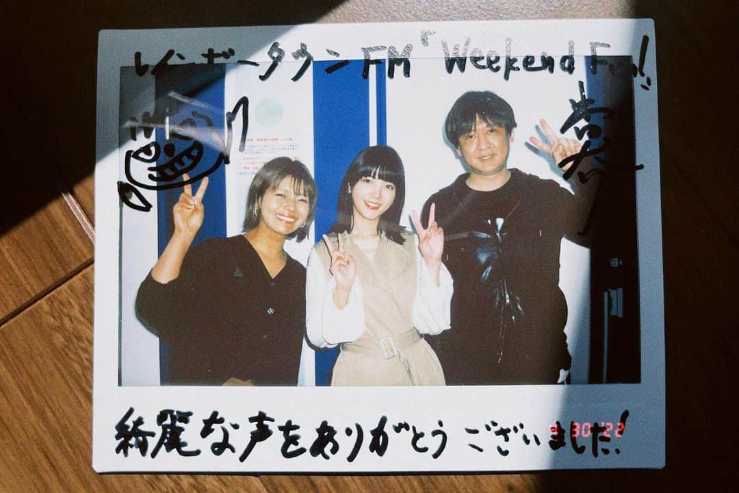 南里美希さんのインスタグラム写真 - (南里美希Instagram)「レインボータイムFM『Weekend Fun』お邪魔させていただきました♡ 聴いてくれたかなー？？ 観に来てくださったみなさんもいつもありがとう🫶  こんなに素敵な記念写真とお言葉まで🥺 りさちゃん、大介さん、楽しい時間をありがとうございました💕  #レインボータウンFM #weekendfun #ムーチョに夢中」4月30日 14時10分 - mikinanri_official