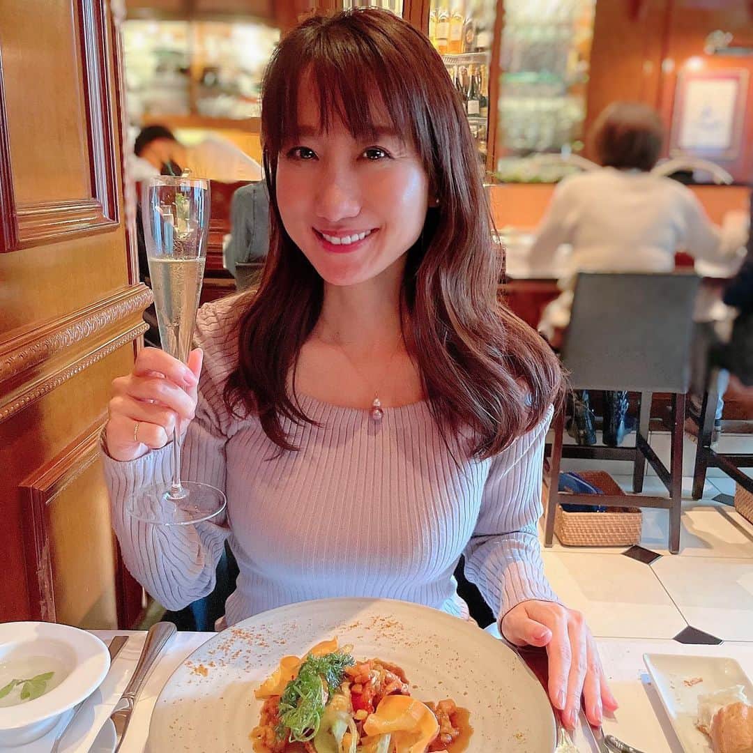 吉井明子さんのインスタグラム写真 - (吉井明子Instagram)「🥂🍾  大好きなグルメの女性の先輩と 久しぶりのランチ🍽  その瞬間にしか出会えない季節の食材と 素晴らしいお料理の数々✨ 居心地のよい空間 そして、最高のサービスは @manoir.jp  「レストラン・マノワ」  お料理の写真はまた載せます✨  #オフショット #おふしょっと #私服 #ワンピース #マノワ #レストランマノワ #広尾 #恵比寿 #フレンチ #東京フレンチ #気象予報士 #気象キャスター #weatherforecaster #기상캐스터　#氣象主播 #吉井明子」4月30日 14時25分 - akiko_yoshii_sunny_rain