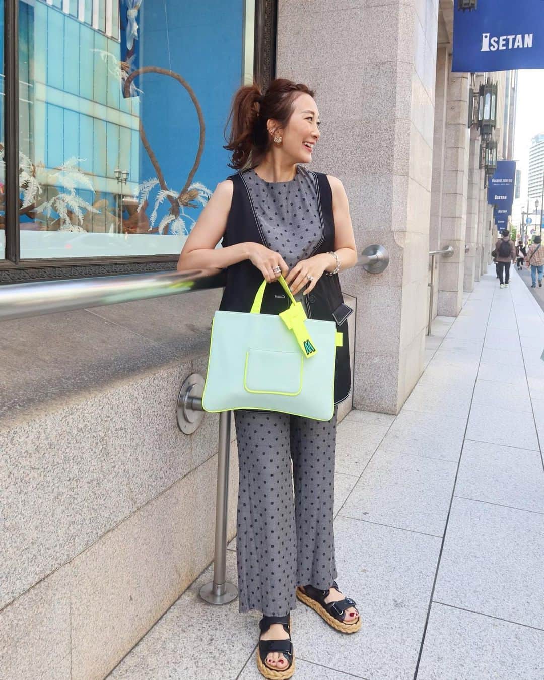 Mai Wakimizuのインスタグラム：「今日の伊勢丹出勤coordinate♡とりあえずpopup店頭では毎日着てるジレ。笑 これを着てると見事にお腹を隠せて、妊婦に見られない！臨月まで行けそうです♡ネオンイニシャルbag、私は息子用にひとまずmintを＼(^o^)／とっても好評で嬉しいです♡ tops&pants:#linkable @linkable_official(伊勢丹popup先行発売) bag:#linkable @linkable_official(5日まで予約販売中) ------------------------------ 【popup shopのご案内】 日時:2022年4月27日(水)〜5月3日(火) 場所:伊勢丹新宿店 本館1階 婦人雑貨／イセタンリーフ  ------------------------------ #wakkinstyle#ootd#coordinate#マタニティ#妊娠7ヶ月」