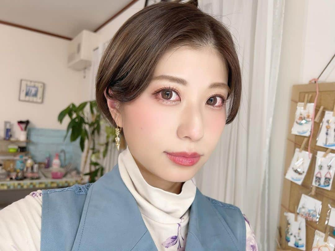 天野麻菜さんのインスタグラム写真 - (天野麻菜Instagram)「切らないつもりだったのに、いつも結局切っちゃう。 前髪伸ばし中に伴ってメンズアイドルのようなくるっとした仕上がりに。  でもかきあげ風前髪は似合わないと判明したので今後はフワッとさせない方向で。  ゆるーくちょっとだけ明るめのカラーにしたけど 暗すぎず明るすぎなくて最高。 ちなみにシナモンフォギーベージュって色らしい。 とりあえず美味しそうな名前。  いつもありがとうTommy🍎  #ヘア #美容院 #サロン #個人サロン #ヘアカラー #カット #髪 #ショート #ショートカット #ショートカット女子 #モデル #グラビア #天野麻菜 #女優 #ヘアカット #ヘアアレンジ #前髪 #伸ばしたい」4月7日 0時48分 - akaringo_mana