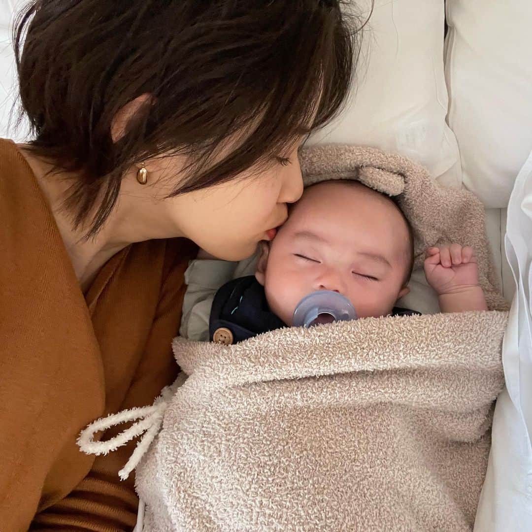 VANRIのインスタグラム：「☺︎< 4 month old✨  将軍４ヶ月おめでとう♡ おかーちゃんも４ヶ月おめでとう！  まだ寝返りを完璧習得できてないから 目を離してられるのも今のうち！ 出来ることが増えてくと 大変だけどかーちゃん嬉しさも愛しさも倍増！ ベッタベタに可愛すぎて保育園とか決まったら 少しずつ子離れも慣れとかないとなって 思う今日この頃、、笑」