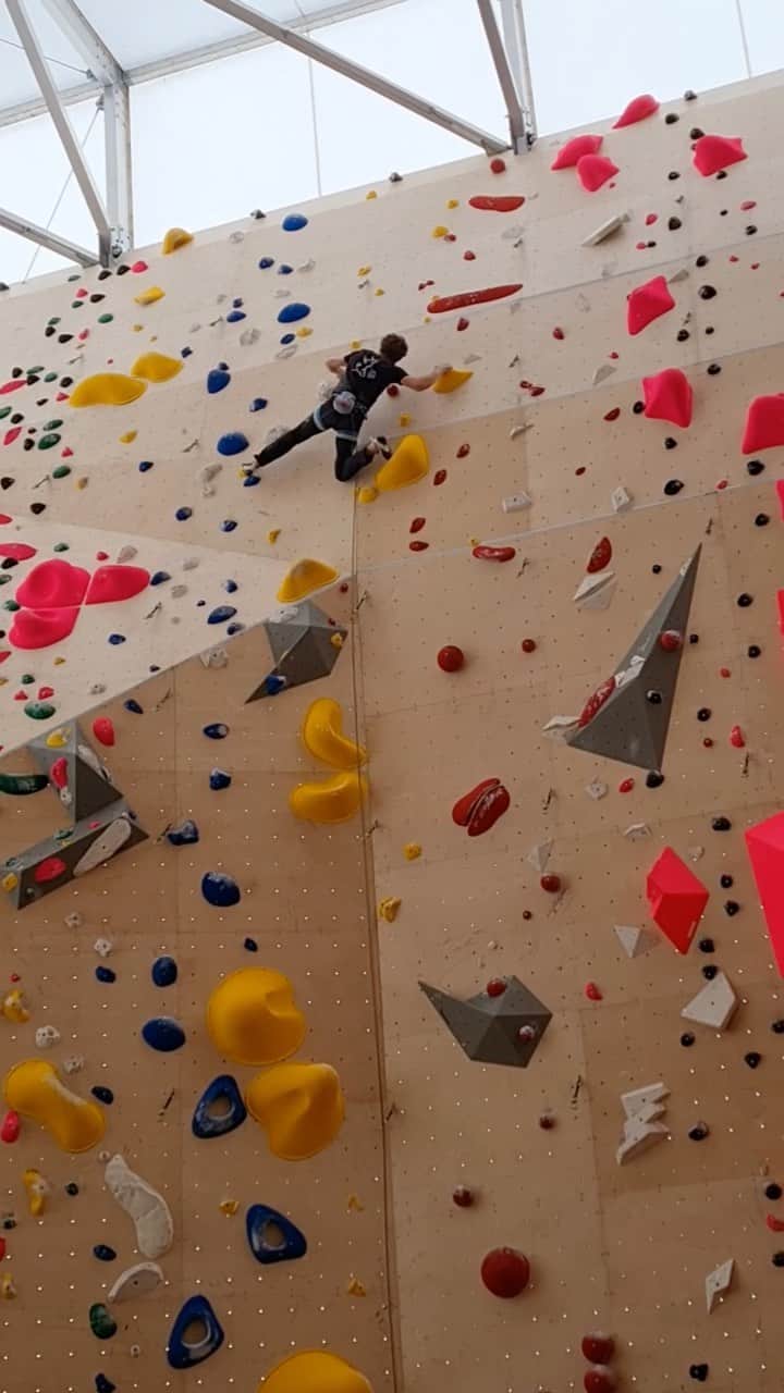 ドメン・スコフィッチのインスタグラム：「Chicken wings high up the @climbing_ranch Monster Wall 🐥🔥  Introduction back to plastic holds could not be better thanks to the new routes set by the @climbholds team and @becanjure 🙏🏻 . @redbull #givesyouwings @redbullsi @adidasterrex @fiveten_official @pazi.to @postanivojak @climbholds @rehabocenter」