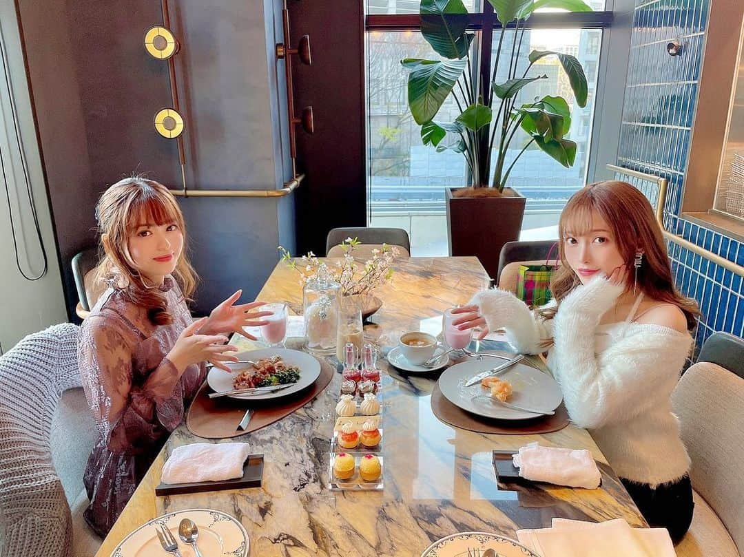 七瀬アリスのインスタグラム：「もこちゃん(@mokochan319 )とジルのアフタヌーンティー行った時のツーショ💗  食器もスイーツもビジュがめちゃくちゃ可愛かった🥺  ご飯系も出てきて、めちゃ美味しかった😹  #お誕生日おめでとう #大好き ❤️#アフタヌーンティー #アフタヌーンティー巡り #キンプトン新宿東京 #カフェ巡り好きな人と繋がりたい #女子会 #ランチ #エッグベネディクト #ジルスチュアート  #kimpton #shinjuku #tokyo」