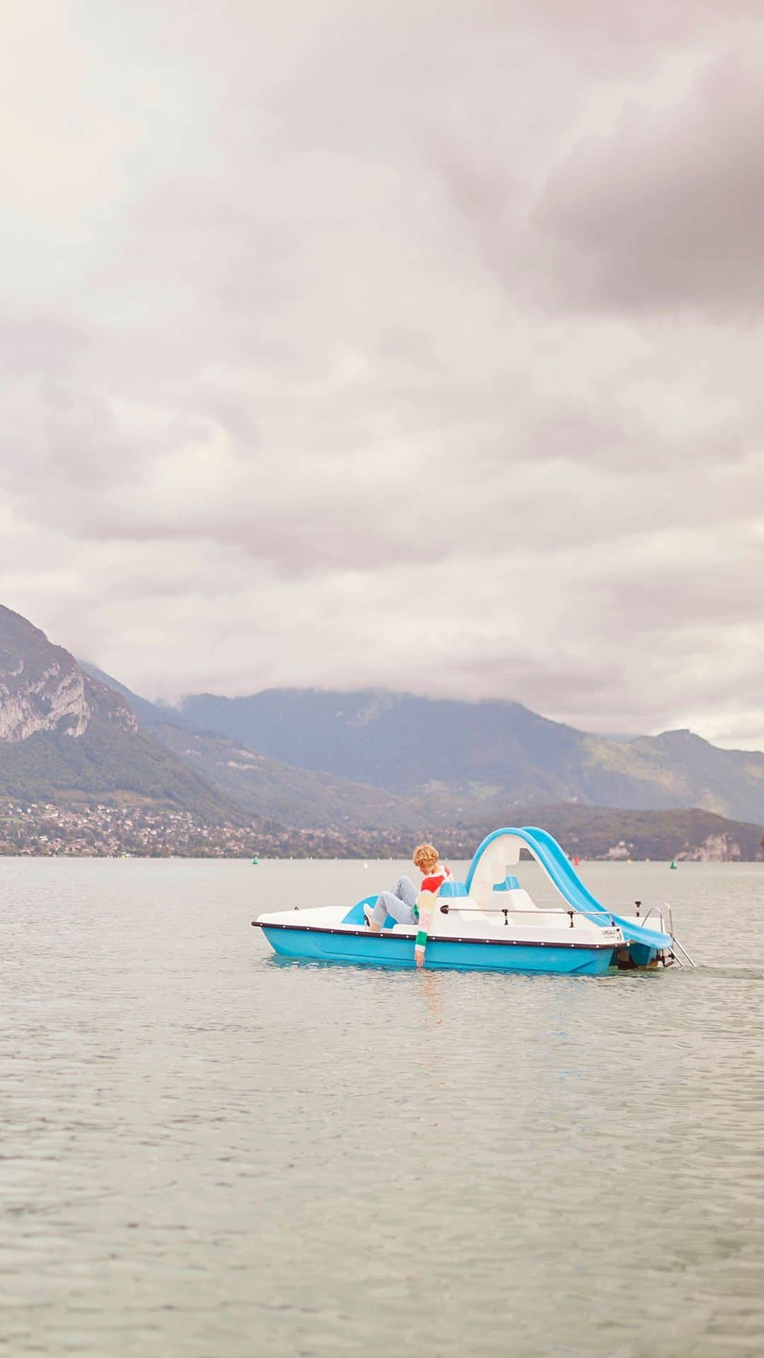 デプチオーのインスタグラム：「PEDALO CLUB  Partir prendre l'air entre lacs et montagnes pour retrouver les jours heureux des étés en camps de vacances. Un concentré de bonne humeur ☀️  🌎 Leaving for fresh air between lakes and mountains to rediscover the happy days of summer holiday camps. A concentrate of good mood ☀️  #despetitshauts #despetitshautsaddict #pedaloclub #lavieenplusjolie」