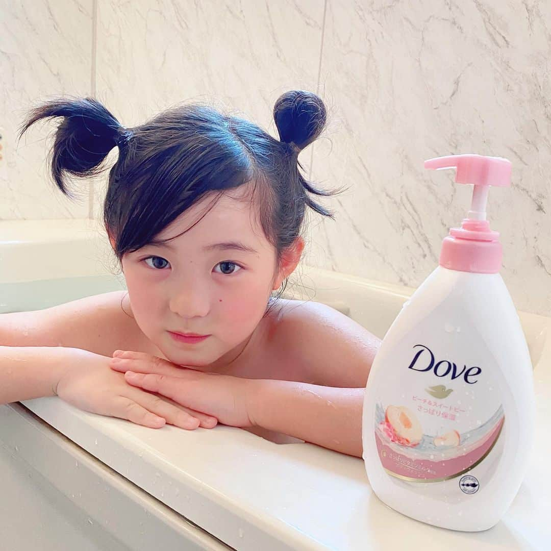 *yoko*のインスタグラム：「* ◇2022.4.6.wed ・ ダヴのボディウォッシュシリーズ大好き🛁 最近はこれからの季節にオススメのピーチ＆スイートピーを使ってるよ♡ このところ一輪車にはまってて、学童でも毎日のように外で遊んでるから、お迎え行くとビックリするぐらい汗かいてて、そんな時にこのボディウォッシュの出番🧴 さっぱりした使用感と香りで、洗いあがりむっちゃスッキリするねんけど、しっかりお肌のうるおいは残してくれるから最高👏🏻 乾燥肌の一家にはもってこいやわ。笑 すぐ泡立つしフワフワで気持ちいいから、心乃も自分で洗ってくれるし私も楽できて🙆🏻‍♀️ 髪も毎日自分で洗ってくれるようになってほしいー🤫  #DOVE#ダヴ#ダヴボディウォッシュ#ダヴボディソープ#ボディウォッシュ#ボディソープ#ピーチの香り#ピーチとスイートピー#さっぱりボディウォッシュ#夏のボディウォッシュ#子どもと使えるボディウォッシュ#子どもと楽しいバスタイム#PR」