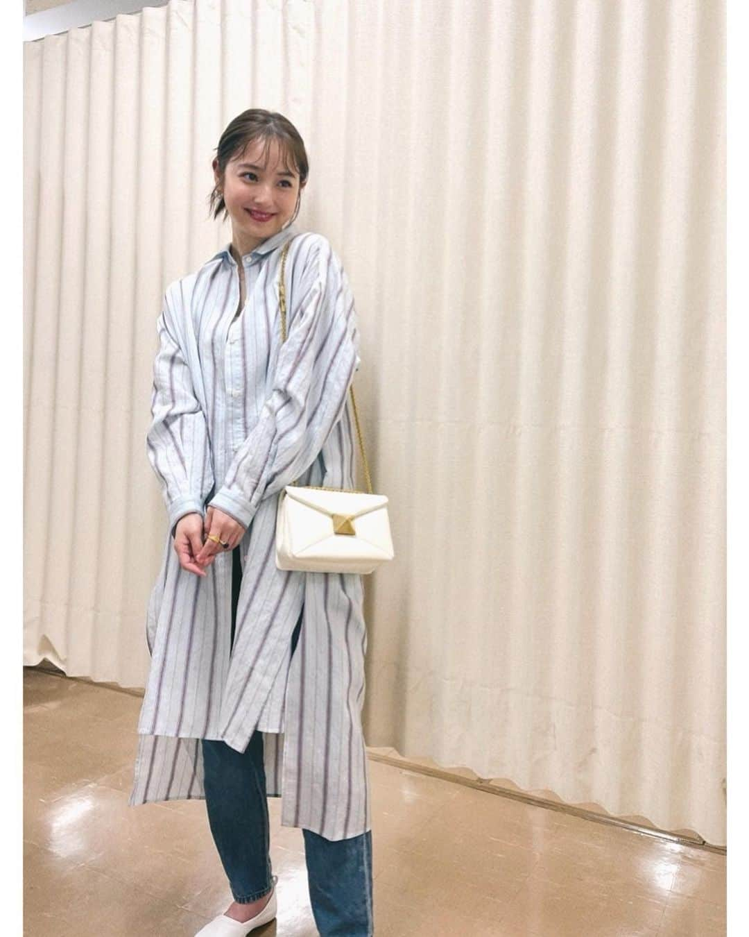 佐々木希さんのインスタグラム写真 - (佐々木希Instagram)「私服🐚 shirt #iNtimite denim #iNtimite bag #Valentino  デニムはウエストゴム👍」4月6日 16時19分 - nozomisasaki_official