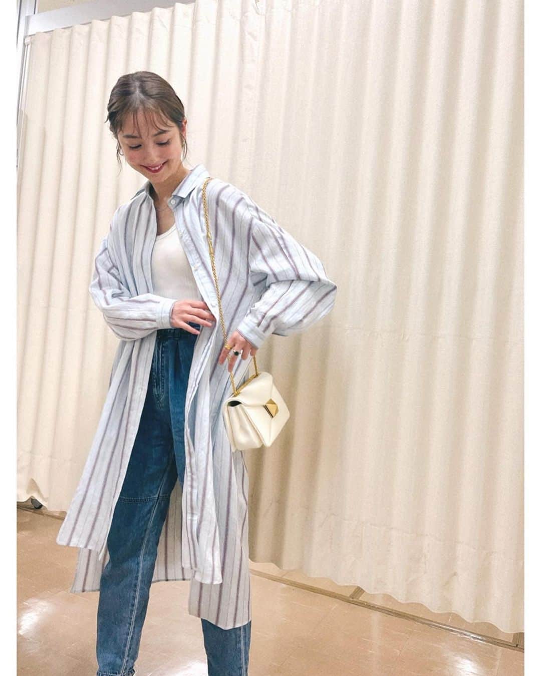 佐々木希さんのインスタグラム写真 - (佐々木希Instagram)「私服🐚 shirt #iNtimite denim #iNtimite bag #Valentino  デニムはウエストゴム👍」4月6日 16時19分 - nozomisasaki_official