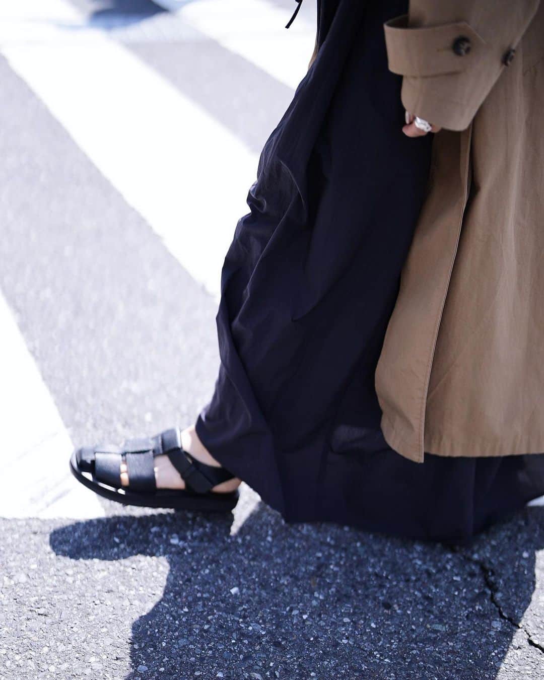 高山都さんのインスタグラム写真 - (高山都Instagram)「トレンチと迷ったけど、暑くなって脱いでもシワ気にせず、クシャッと持ち歩けるから、このコートでよかった。 冬に買って、撮影でしか履いてこなかったサンダルもやっと素足で✌️ コートにサンダルって、春だけのスタイルな気がして(秋はノースリーブにブーツとかさ)毎年、寒さに怯えながらバッグには靴下いれて楽しんでます。 #都ふく one-piece @etretokyo  coat @oblekt_jp  necklace @annikainez  bag&sandal @therow  よく質問が届く @annikainez のチョーカーですが、ワタシは小さい方を。 身長が高くないから大きいとバランスうまく取れなくて。」4月6日 16時36分 - miyare38
