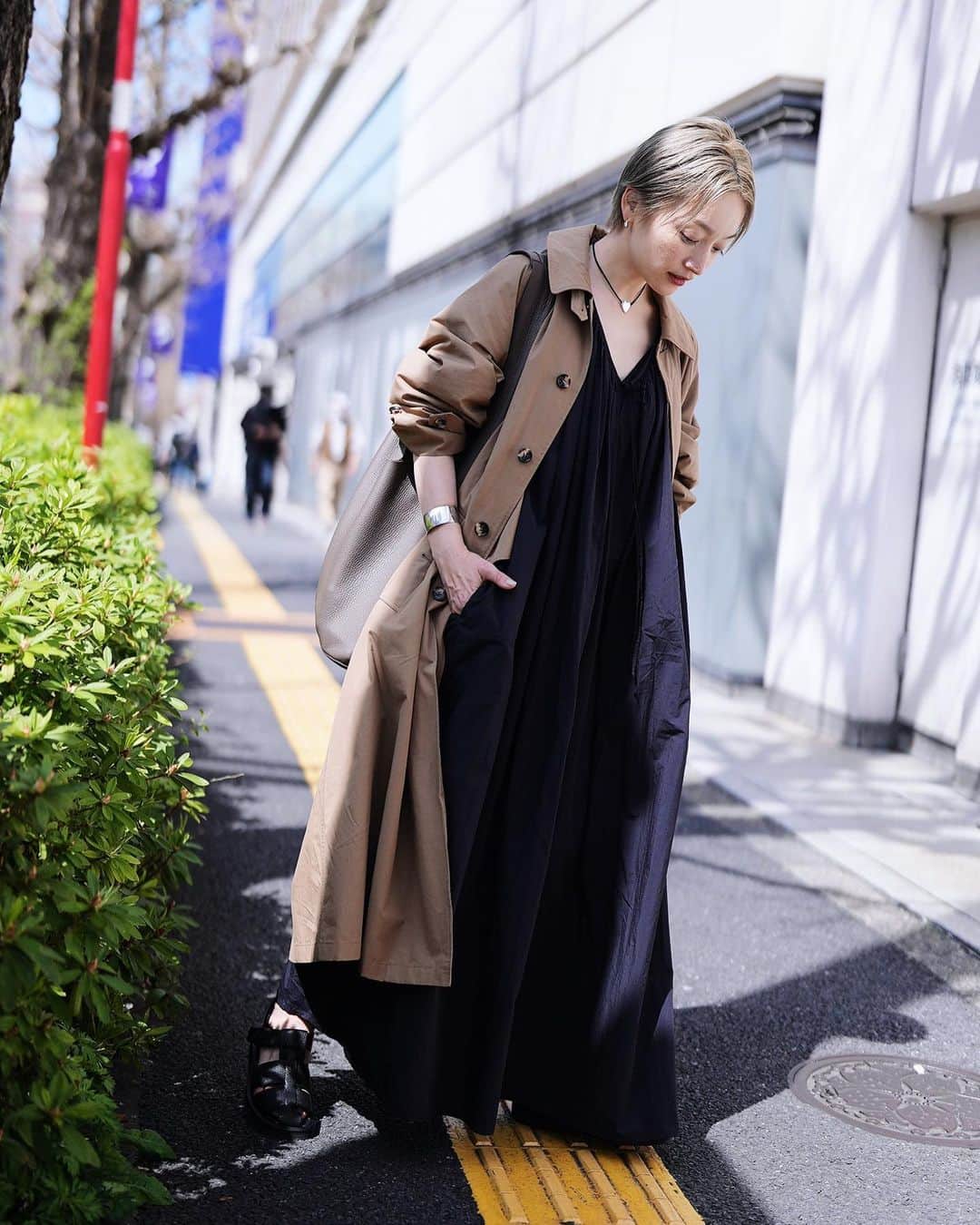 高山都さんのインスタグラム写真 - (高山都Instagram)「トレンチと迷ったけど、暑くなって脱いでもシワ気にせず、クシャッと持ち歩けるから、このコートでよかった。 冬に買って、撮影でしか履いてこなかったサンダルもやっと素足で✌️ コートにサンダルって、春だけのスタイルな気がして(秋はノースリーブにブーツとかさ)毎年、寒さに怯えながらバッグには靴下いれて楽しんでます。 #都ふく one-piece @etretokyo  coat @oblekt_jp  necklace @annikainez  bag&sandal @therow  よく質問が届く @annikainez のチョーカーですが、ワタシは小さい方を。 身長が高くないから大きいとバランスうまく取れなくて。」4月6日 16時36分 - miyare38