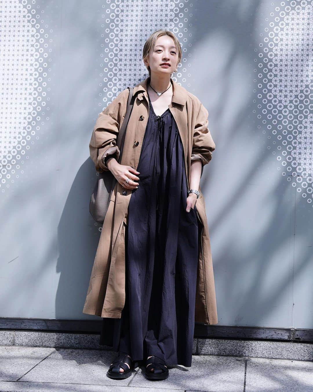 高山都さんのインスタグラム写真 - (高山都Instagram)「トレンチと迷ったけど、暑くなって脱いでもシワ気にせず、クシャッと持ち歩けるから、このコートでよかった。 冬に買って、撮影でしか履いてこなかったサンダルもやっと素足で✌️ コートにサンダルって、春だけのスタイルな気がして(秋はノースリーブにブーツとかさ)毎年、寒さに怯えながらバッグには靴下いれて楽しんでます。 #都ふく one-piece @etretokyo  coat @oblekt_jp  necklace @annikainez  bag&sandal @therow  よく質問が届く @annikainez のチョーカーですが、ワタシは小さい方を。 身長が高くないから大きいとバランスうまく取れなくて。」4月6日 16時36分 - miyare38