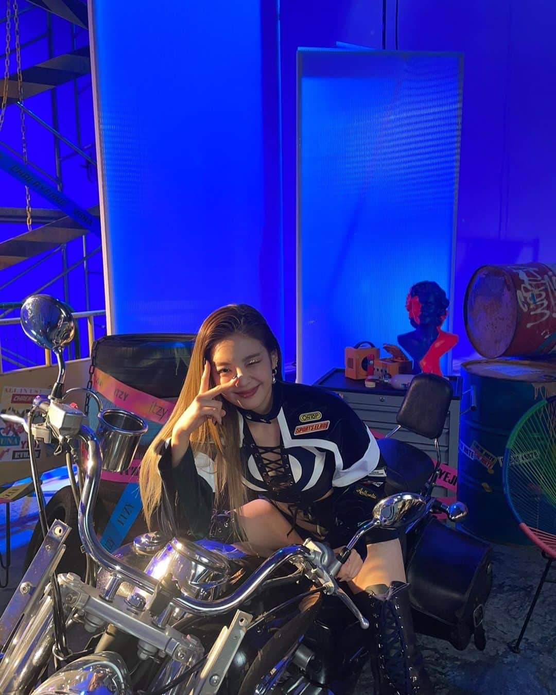 ITZYさんのインスタグラム写真 - (ITZYInstagram)「Voltage out now!」4月6日 17時01分 - itzy.all.in.us