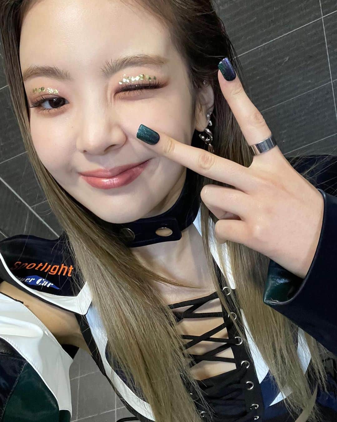 ITZYさんのインスタグラム写真 - (ITZYInstagram)「Voltage out now!」4月6日 17時01分 - itzy.all.in.us